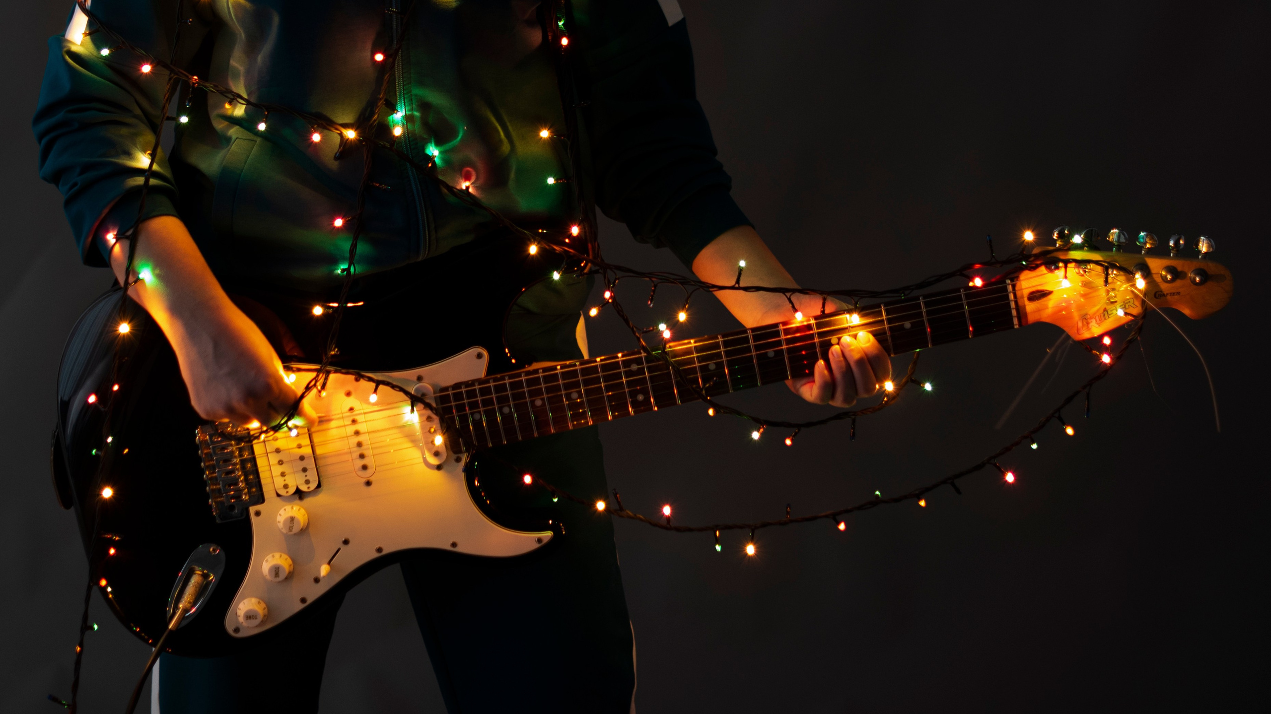 Фотопроект самоизоляция, сомнамбула, сновидческие видения, философия, одиночество, арт-фотография. девушка с гитарой, гирлянды