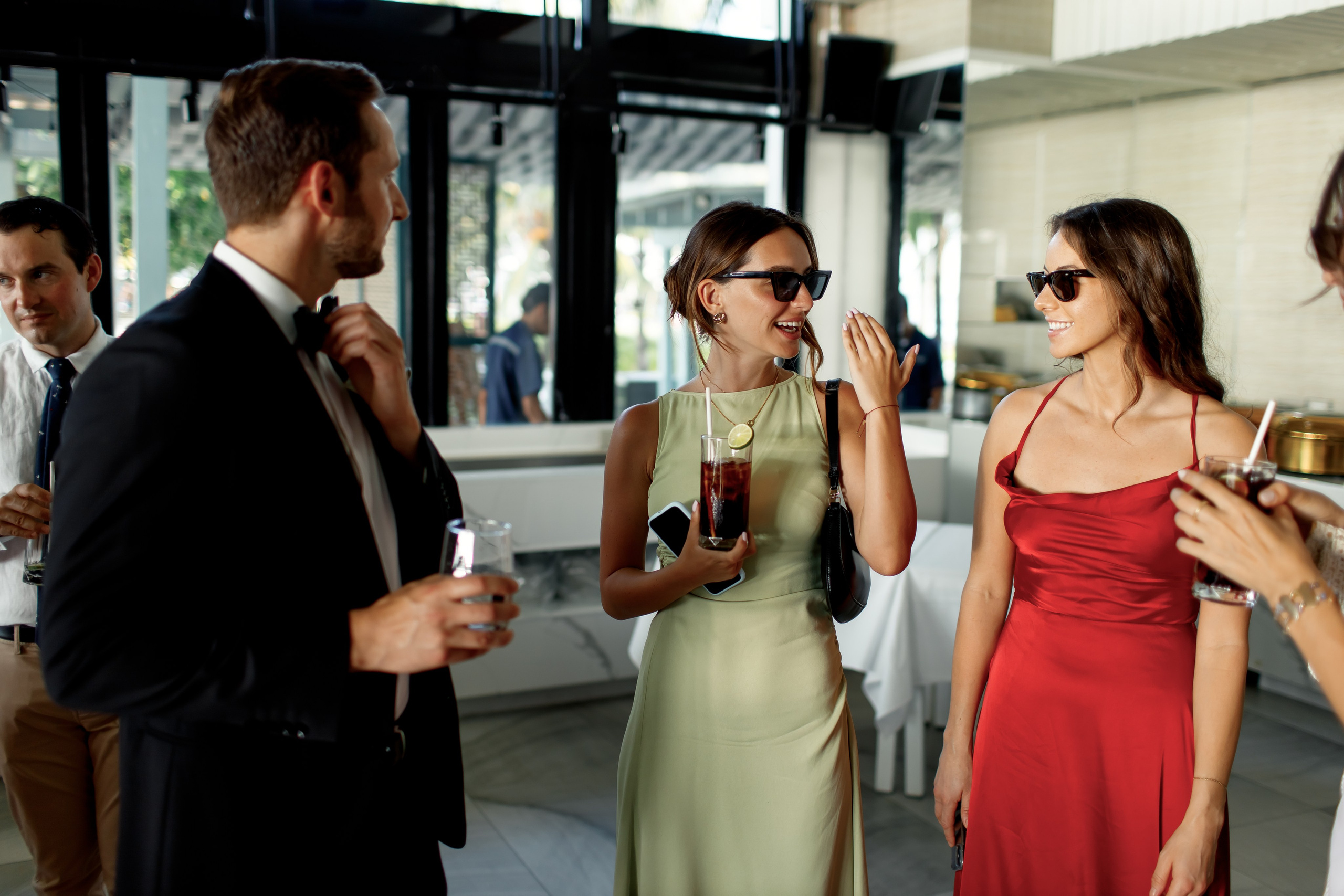 гости собираются у арки