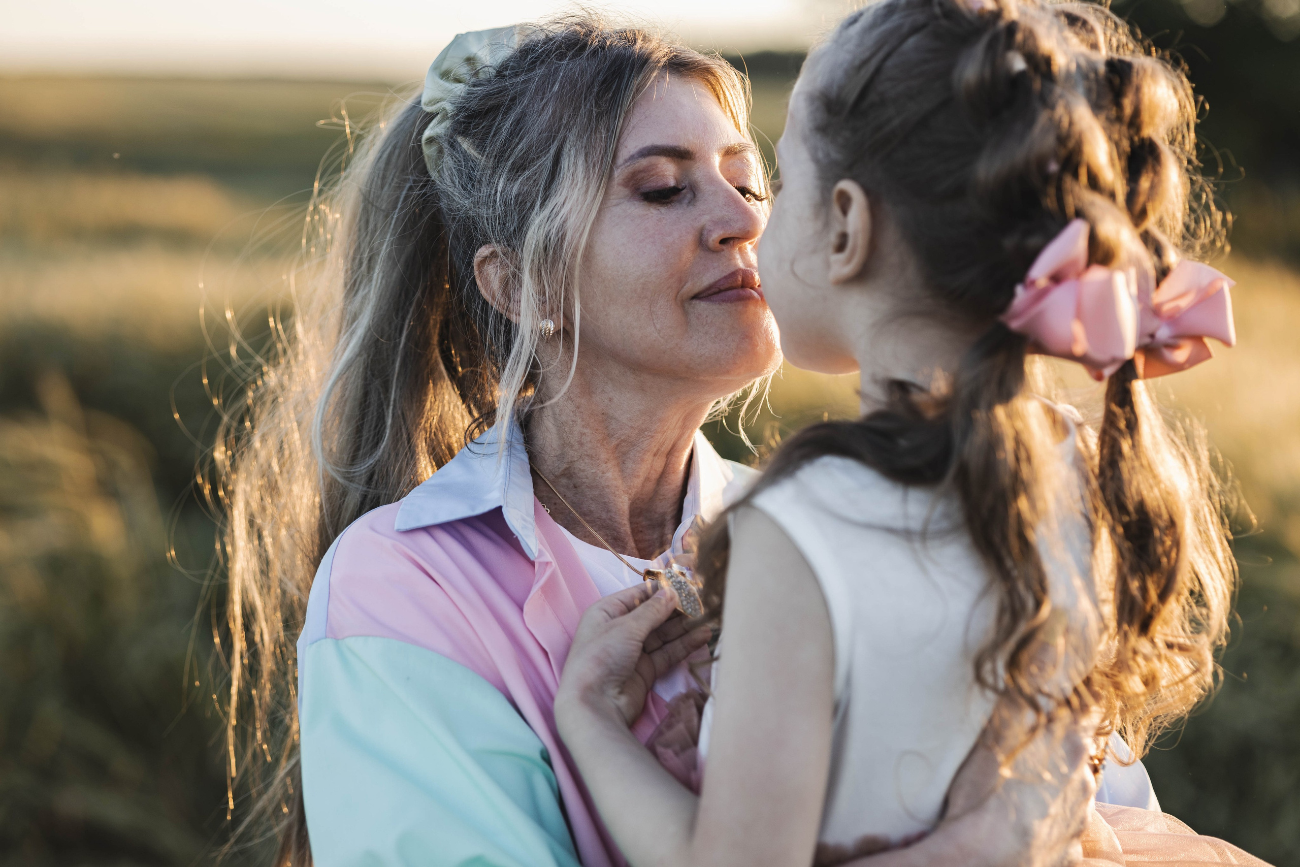 Внучка и бабуля прогулка на природе. Коммерческий фотограф