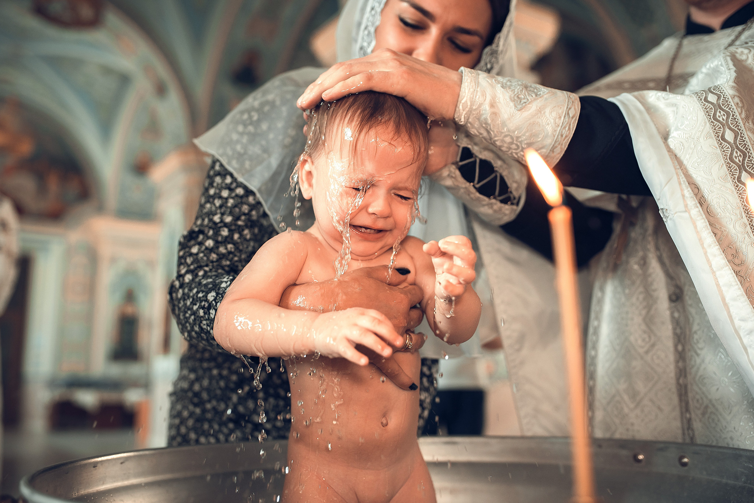 Фотографии момента погружения в купель (Таинство крещения). Moscow_CPC