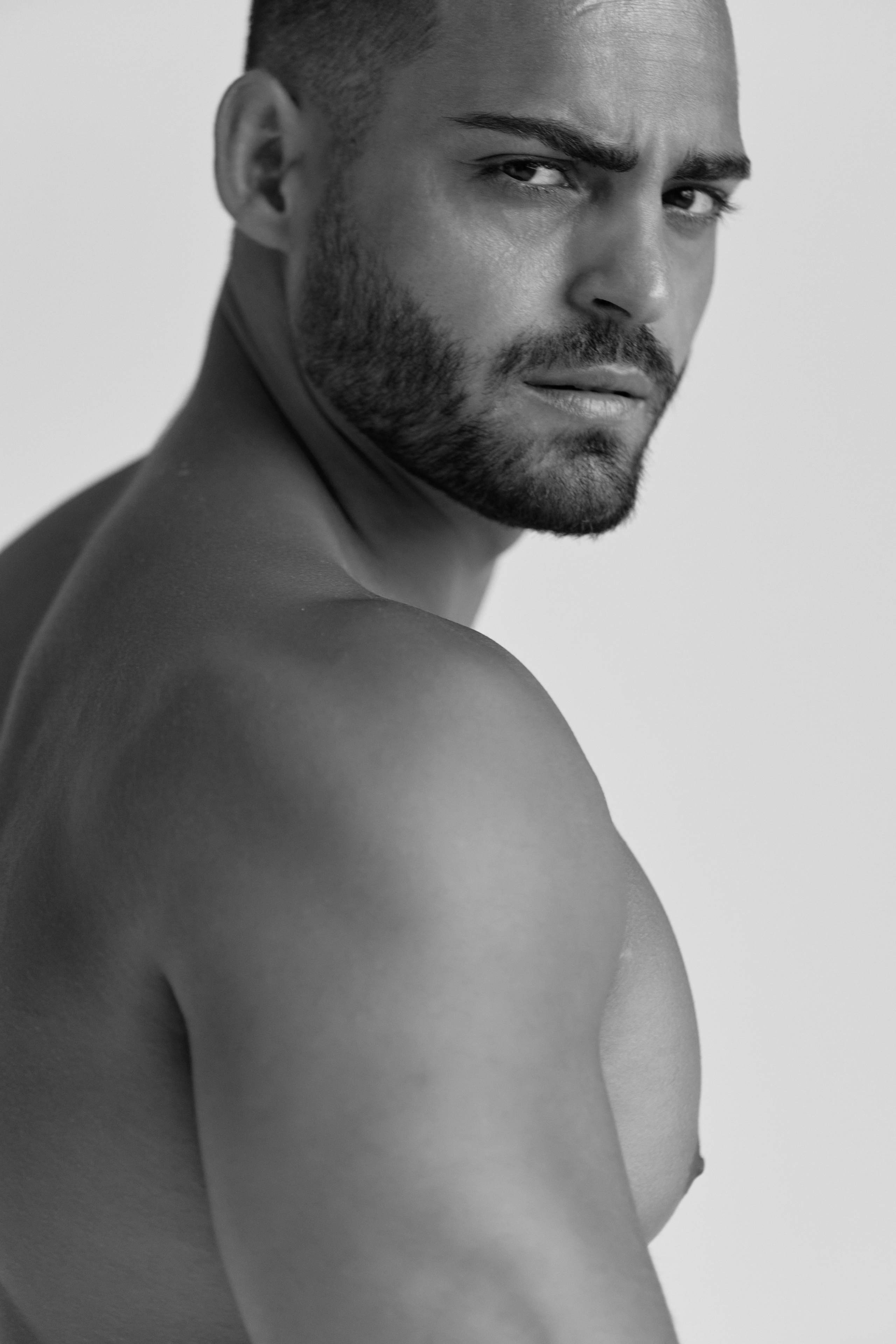 Спонтанная фотосессия у стены: как один источник света создаёт магию в кадре. Дмитрий Мазуркевич: Профессиональный Репортажный Фотограф