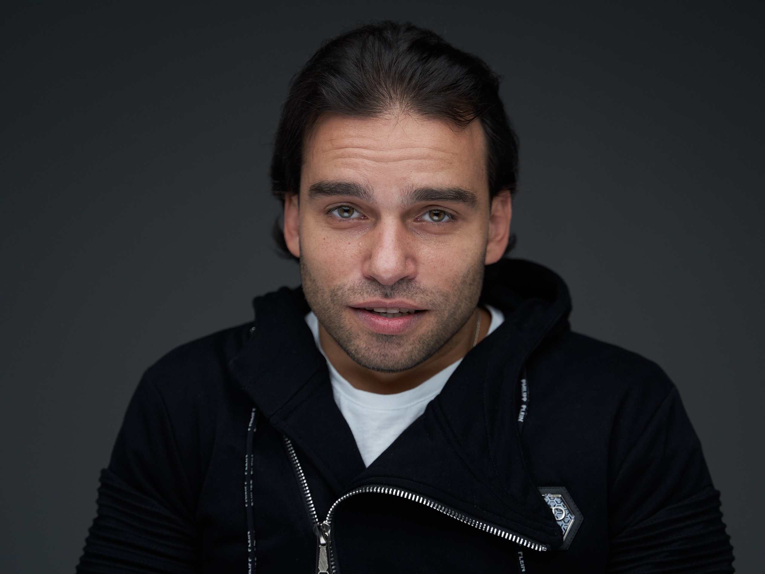 Актёр кино, артист мюзиклов, ведущий мероприятий, ведущий свадеб, дед Мороз — всё это Святослав Ставцев