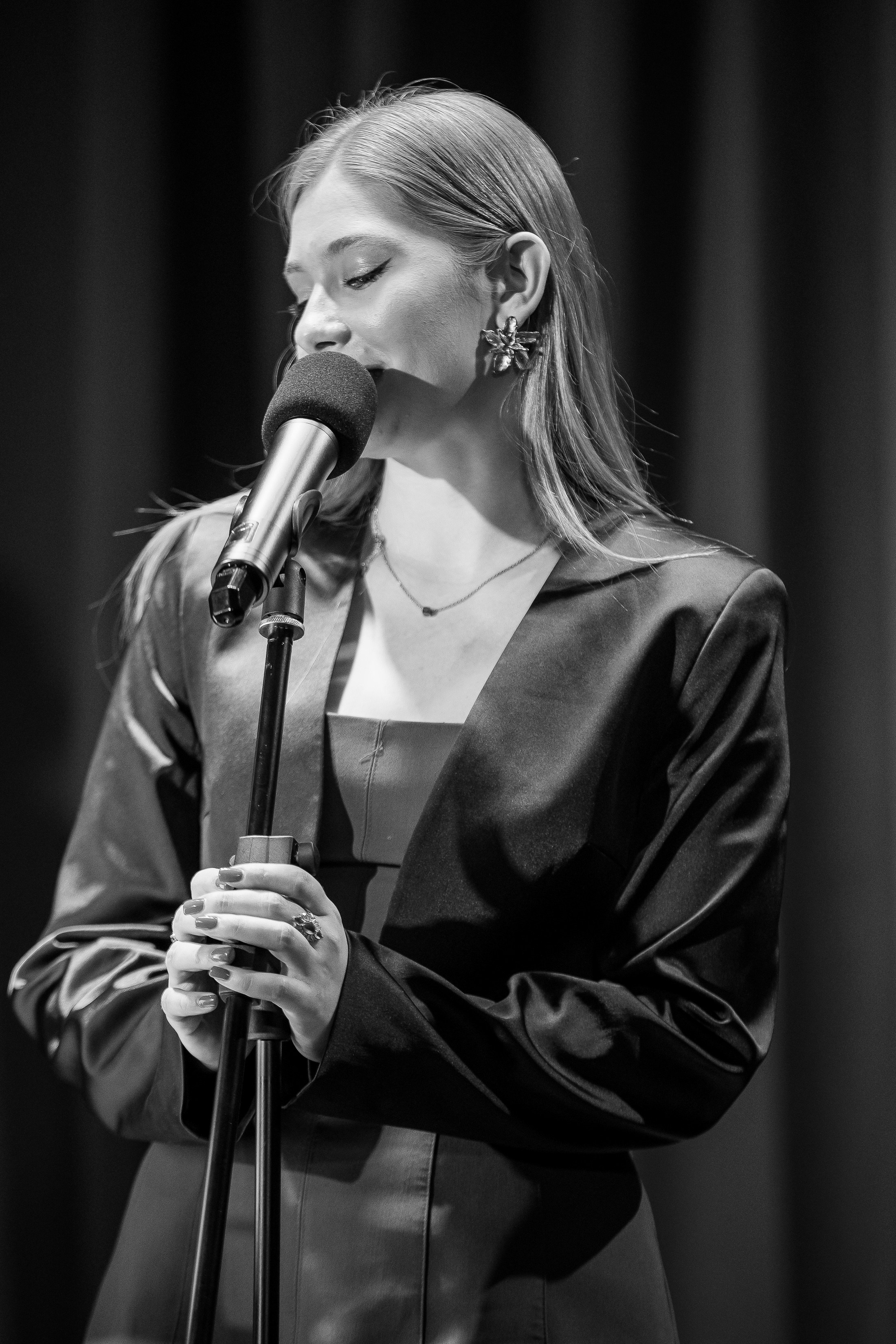 Поэтический вечер с Игорем Бушмелевым и Никой Станиславчик. Фотограф Юлия Мальцева