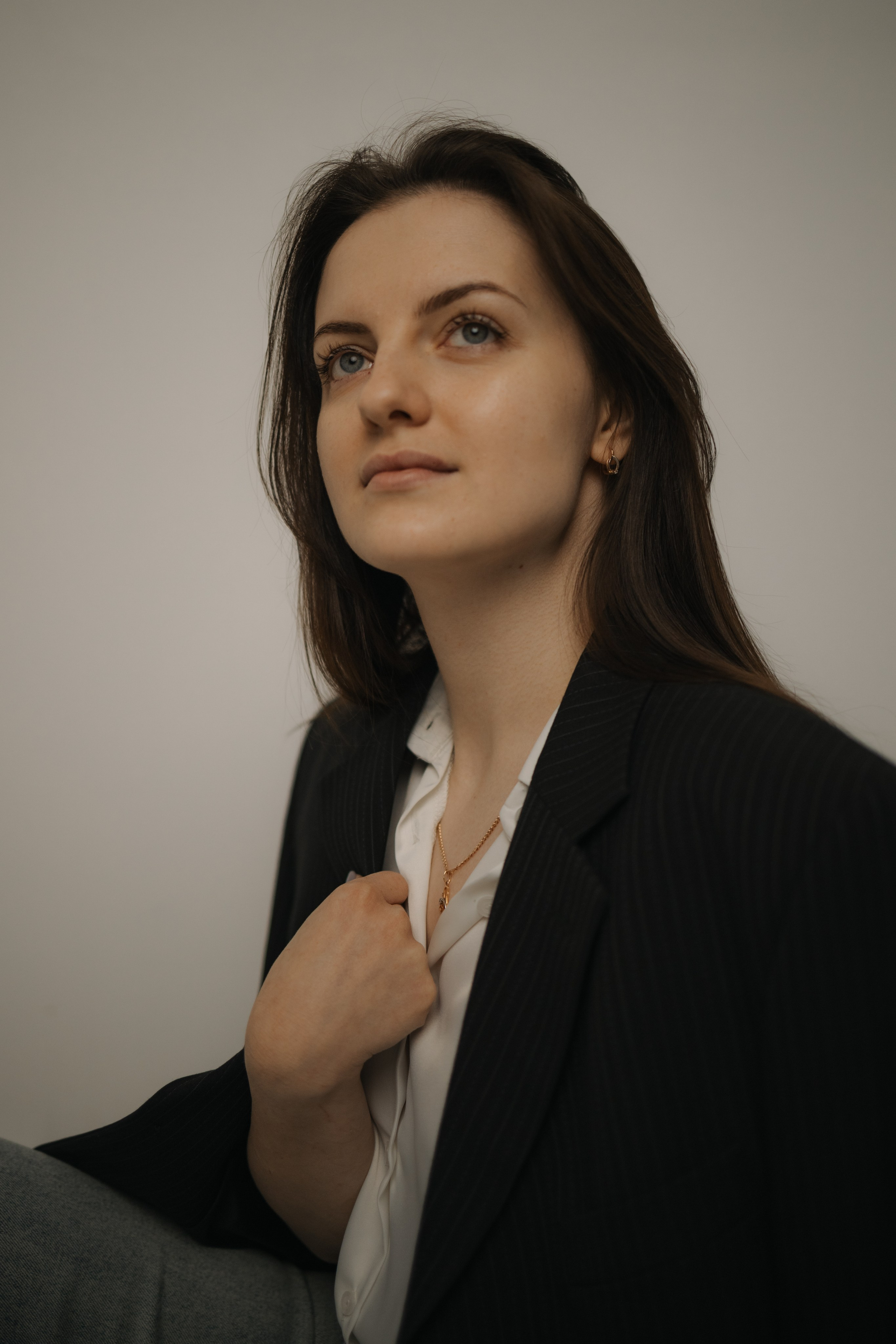 Студийная фотосессия для девушки в светлой студии. Фотограф Углич и Ярославль Ольга Тятюшкина