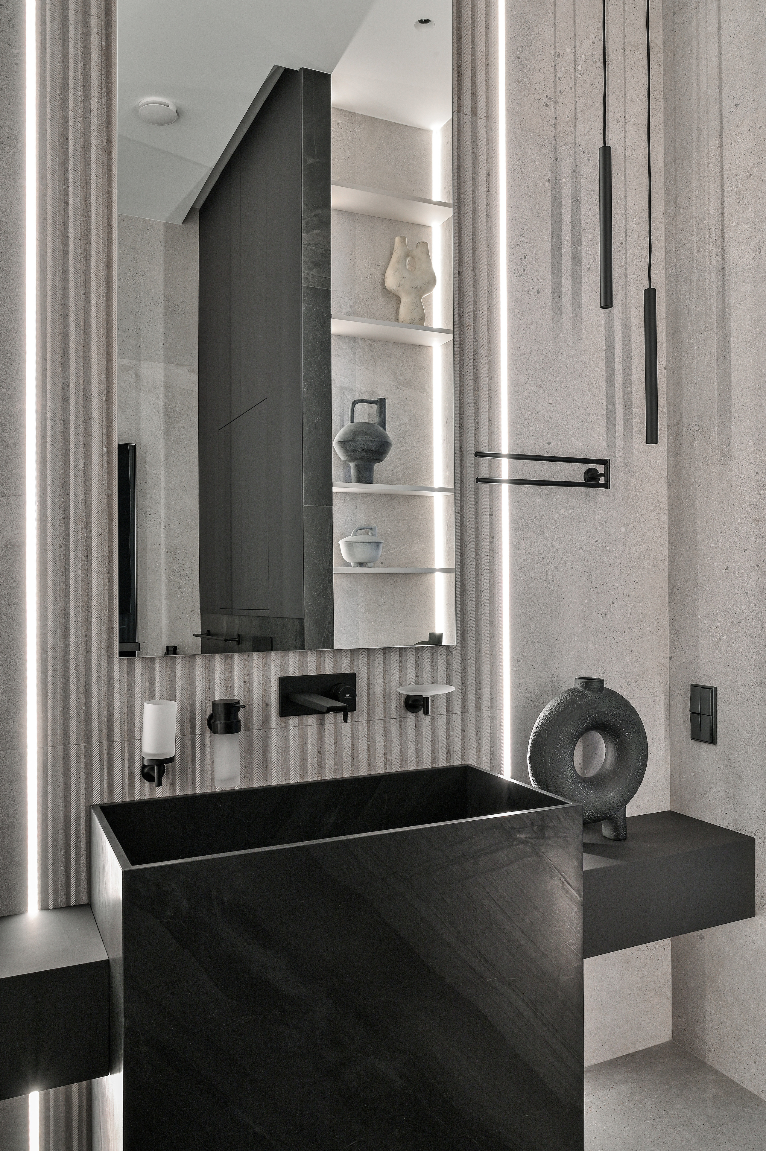 Бетон и камень: лаконичная квартира в серых тонах в Москве. Интерьерный фотограф Константин Пырьев