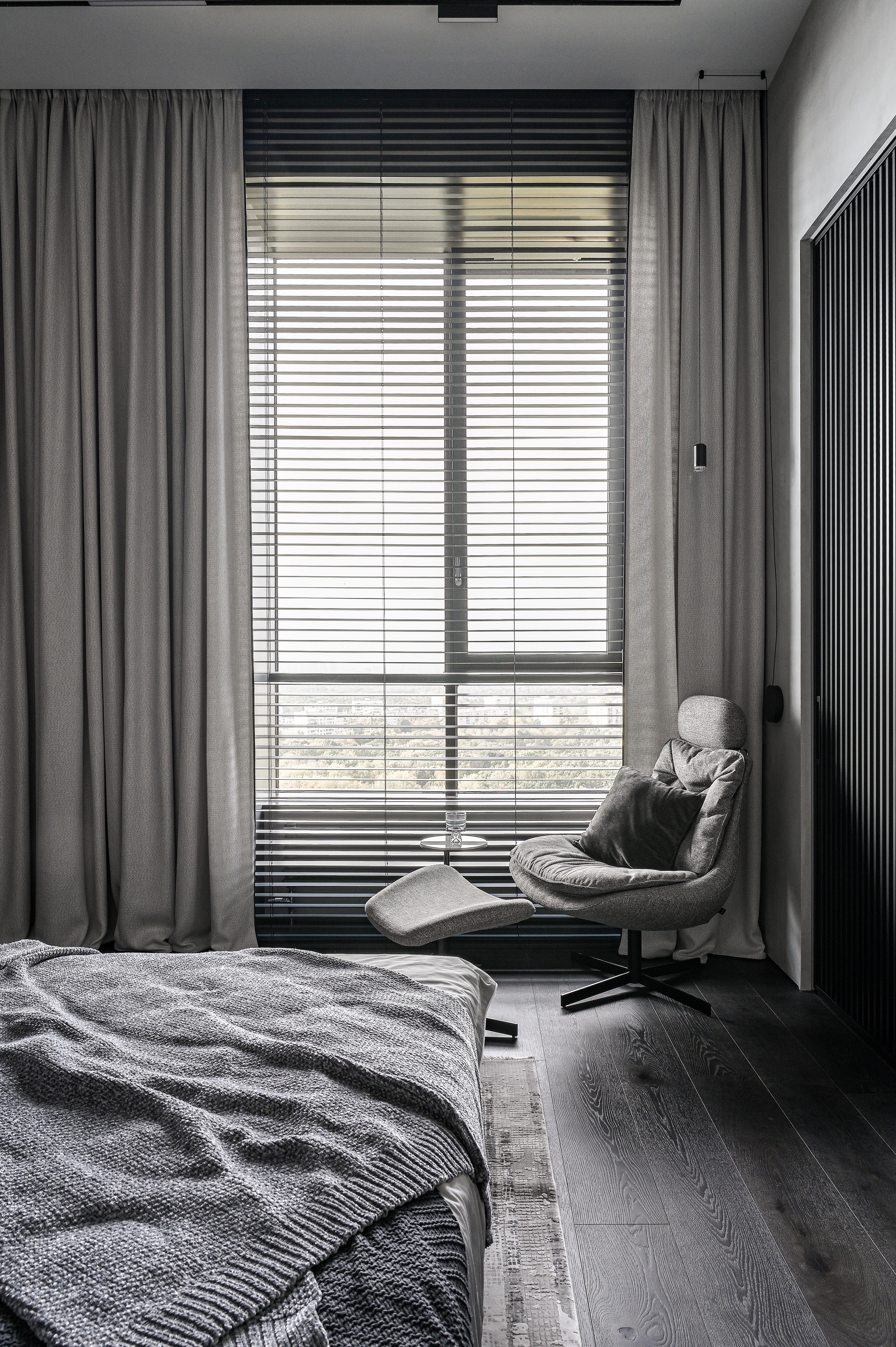 Бетон и камень: лаконичная квартира в серых тонах в Москве. Интерьерный фотограф Константин Пырьев