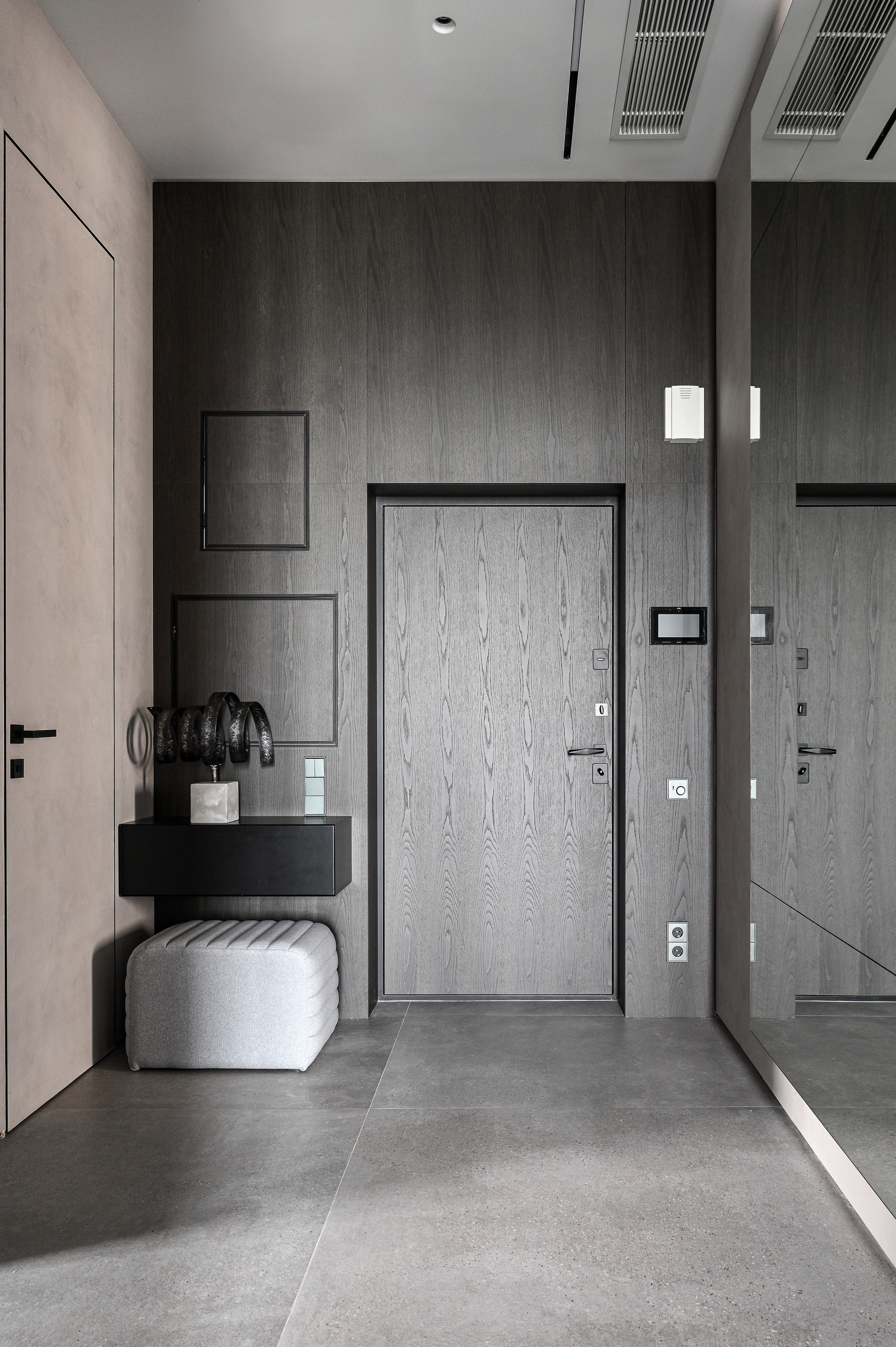 Бетон и камень: лаконичная квартира в серых тонах в Москве. Интерьерный фотограф Константин Пырьев