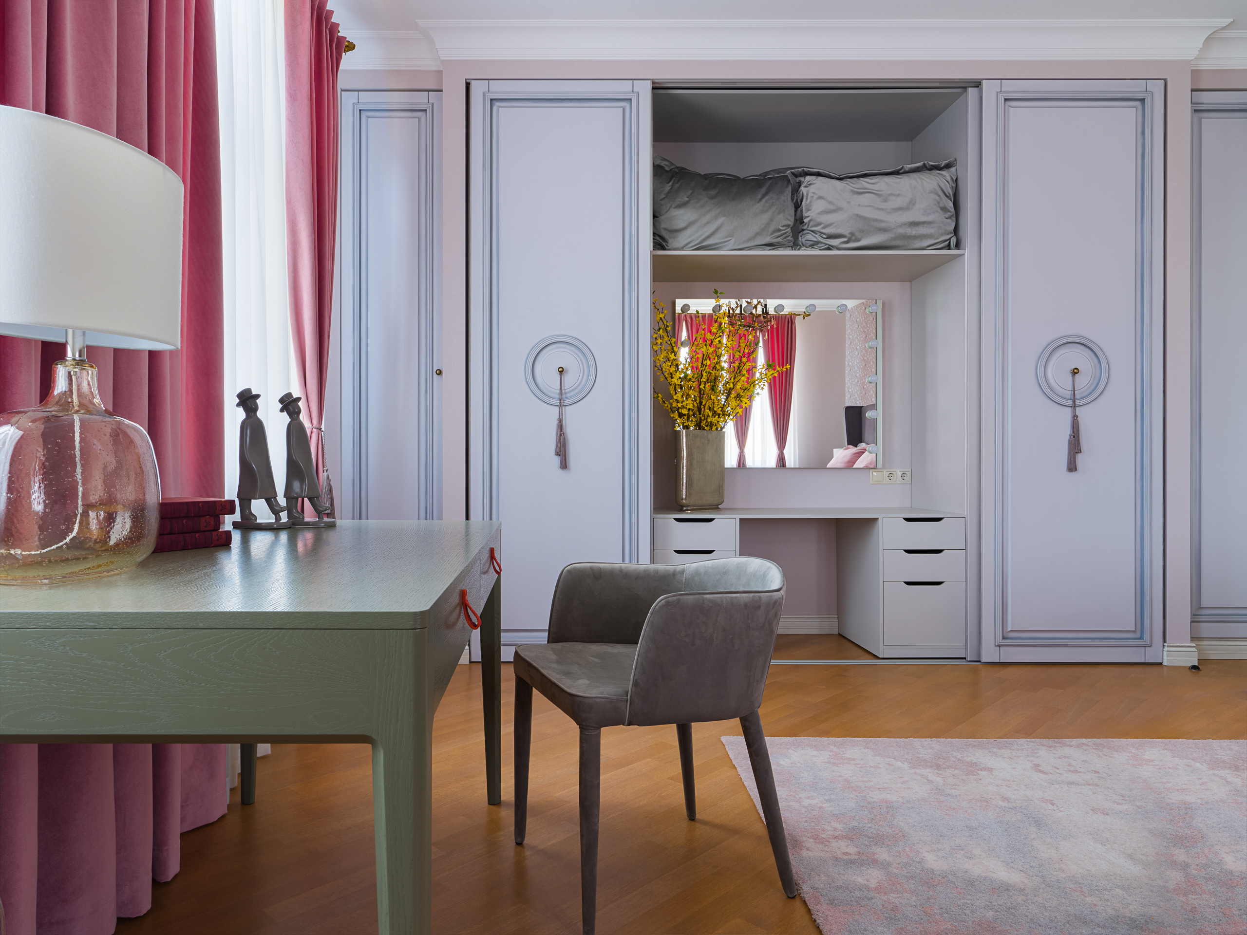 Гардеробная ниша с туалетным столиком, зеркалом и декором в серо-розовых оттенках, акцент на бархатных текстурах и элегантной симметрии. Автор дизайна Герман Фарени и Надежда Крецкая, фото Сергея Денисенко.