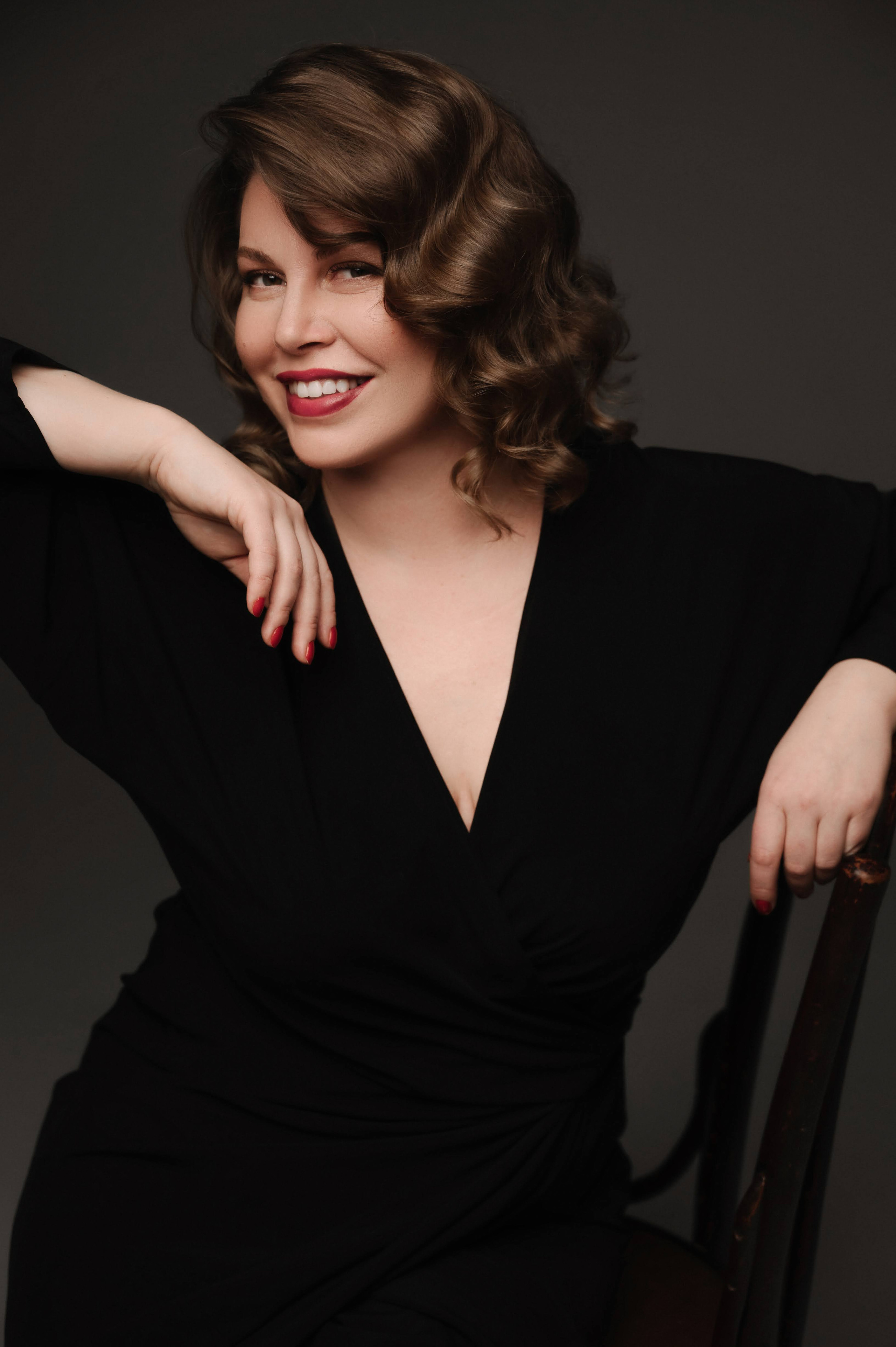 Александра. Профессиональный фотограф беременности в СПБ. Стильные фотосессии беременности в стиле минимализм и классическая фотография