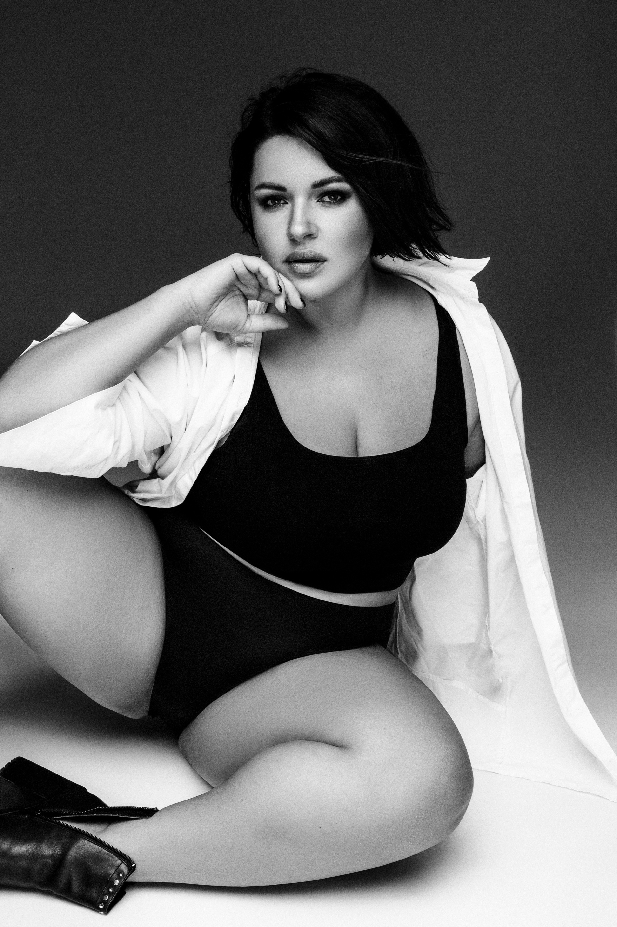 Девочки Plus size. Профессиональный фотограф беременности в СПБ. Стильные фотосессии беременности в стиле минимализм и классическая фотография
