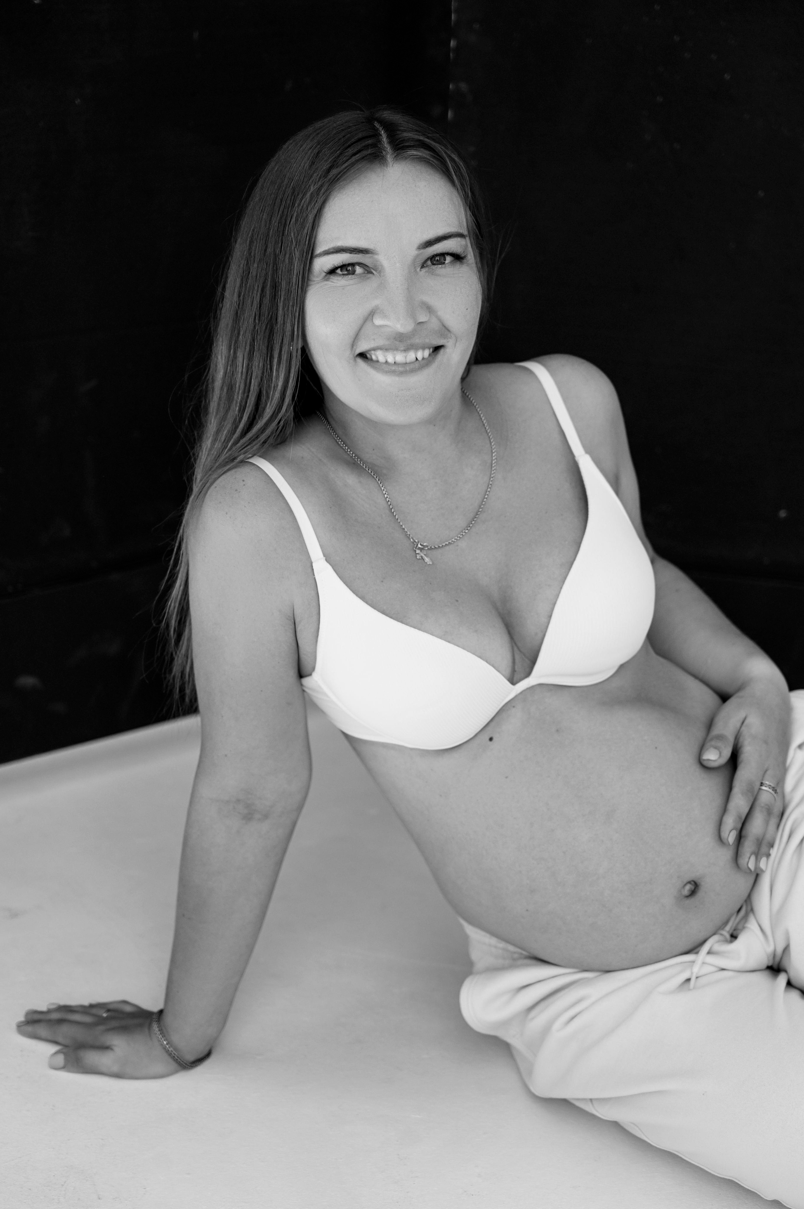 Оленька. Профессиональный фотограф беременности в СПБ. Стильные фотосессии беременности в стиле минимализм и классическая фотография