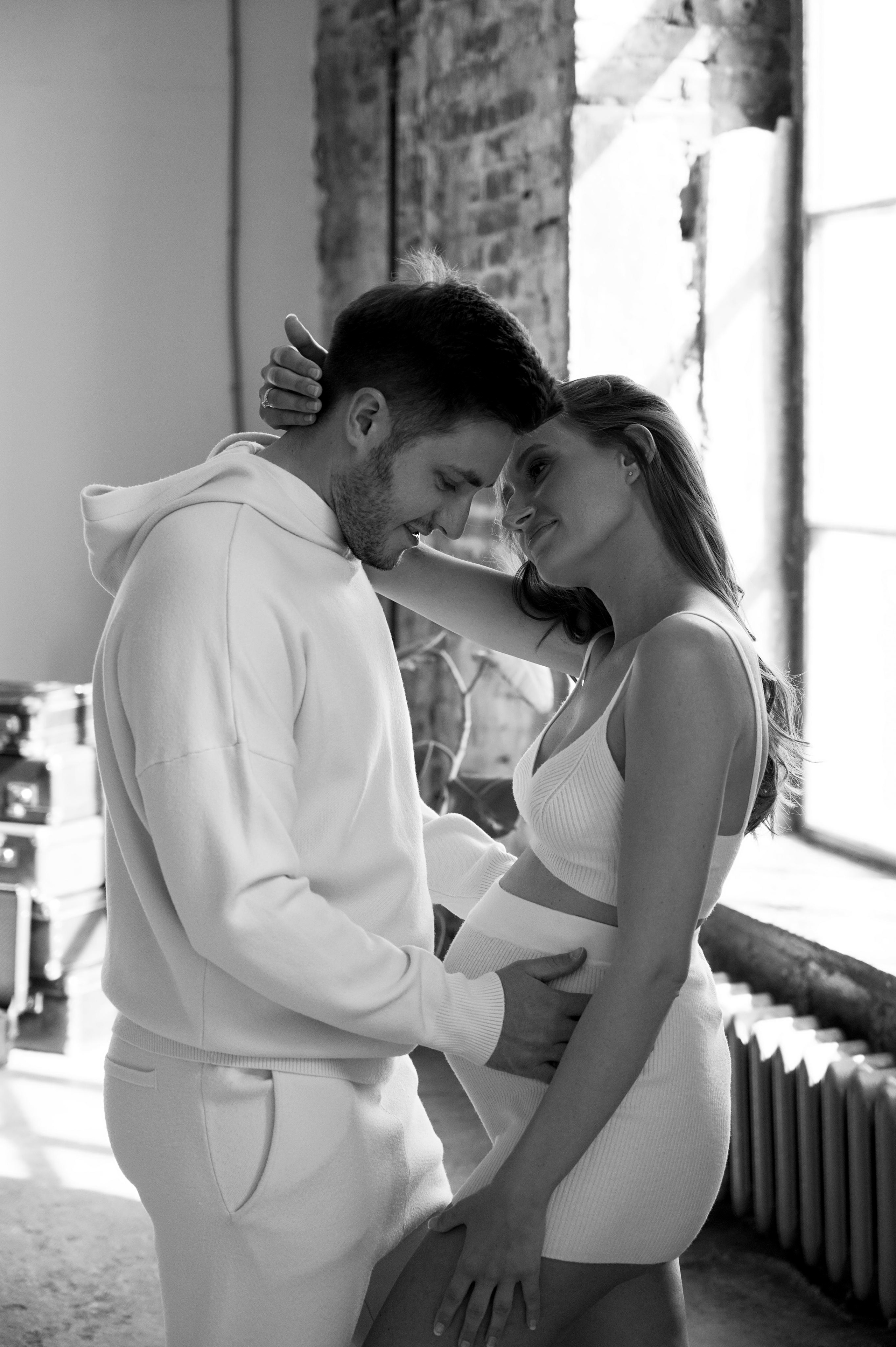 Юлия. Профессиональный фотограф беременности в СПБ. Стильные фотосессии беременности в стиле минимализм и классическая фотография