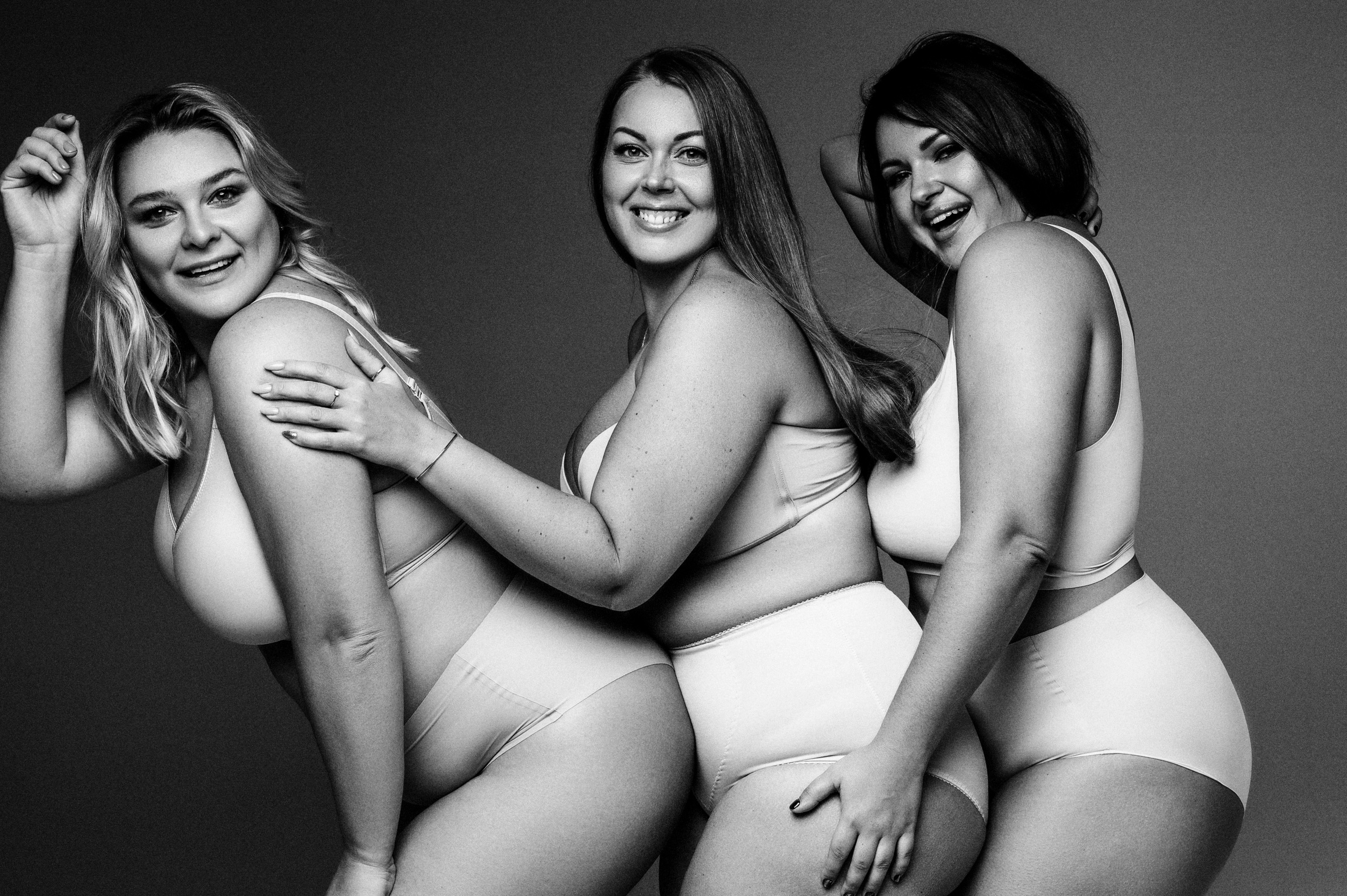 Девочки Plus size. Профессиональный фотограф беременности в СПБ. Стильные фотосессии беременности в стиле минимализм и классическая фотография