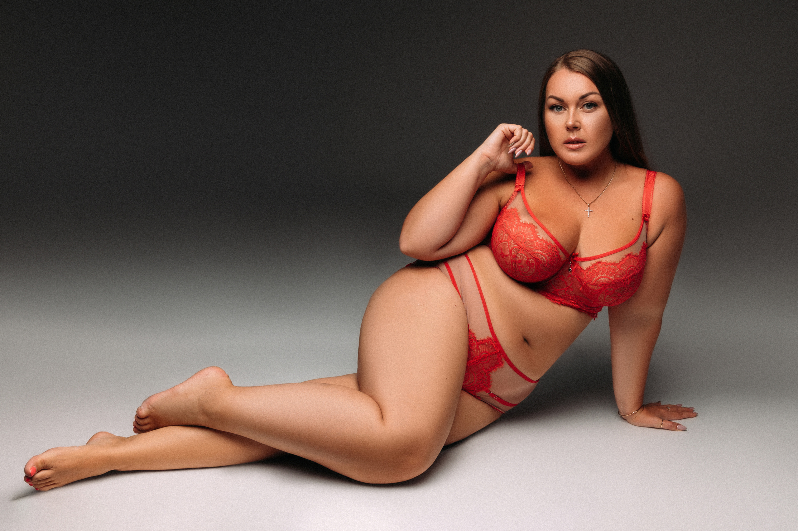 Девочки Plus size. Профессиональный фотограф беременности в СПБ. Стильные фотосессии беременности в стиле минимализм и классическая фотография