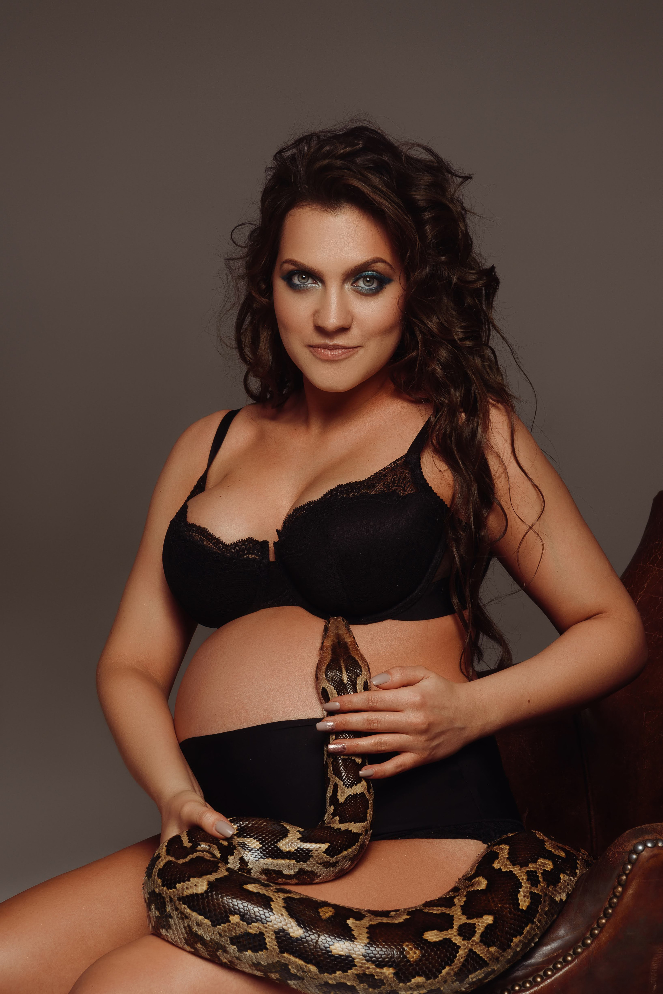 Мила. Профессиональный фотограф беременности в СПБ. Стильные фотосессии беременности в стиле минимализм и классическая фотография