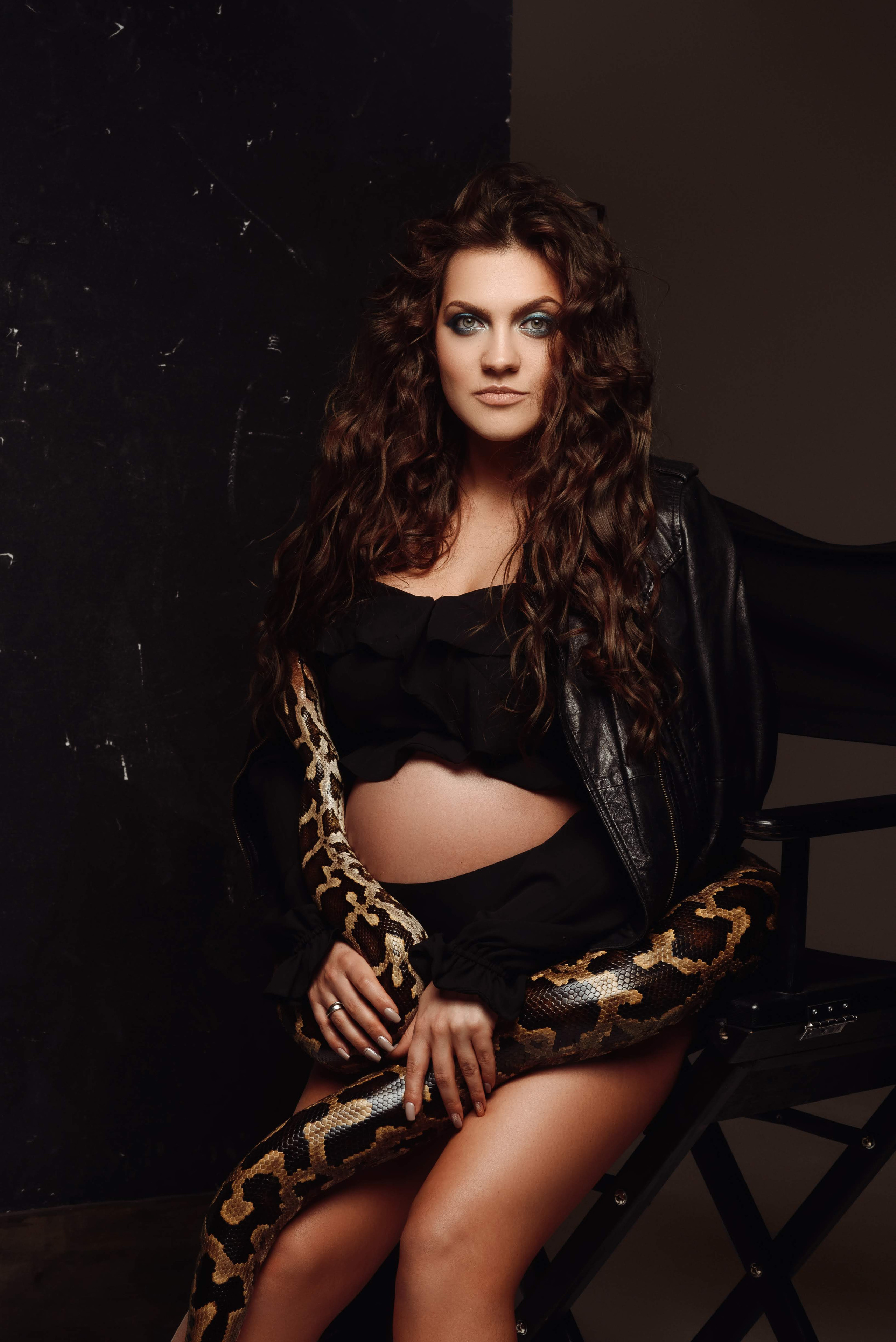 Мила. Профессиональный фотограф беременности в СПБ. Стильные фотосессии беременности в стиле минимализм и классическая фотография