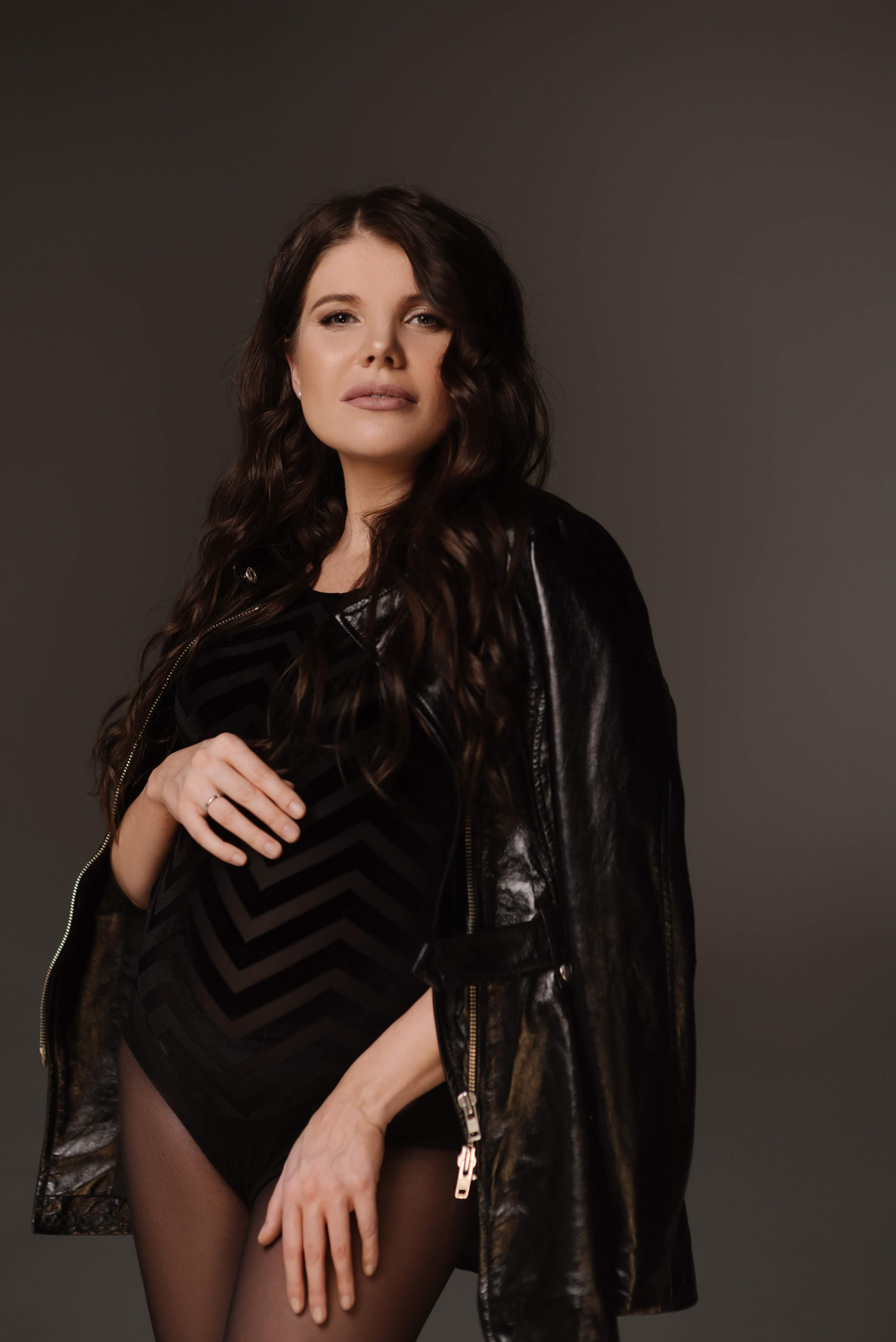 Анна. Профессиональный фотограф беременности в СПБ. Стильные фотосессии беременности в стиле минимализм и классическая фотография