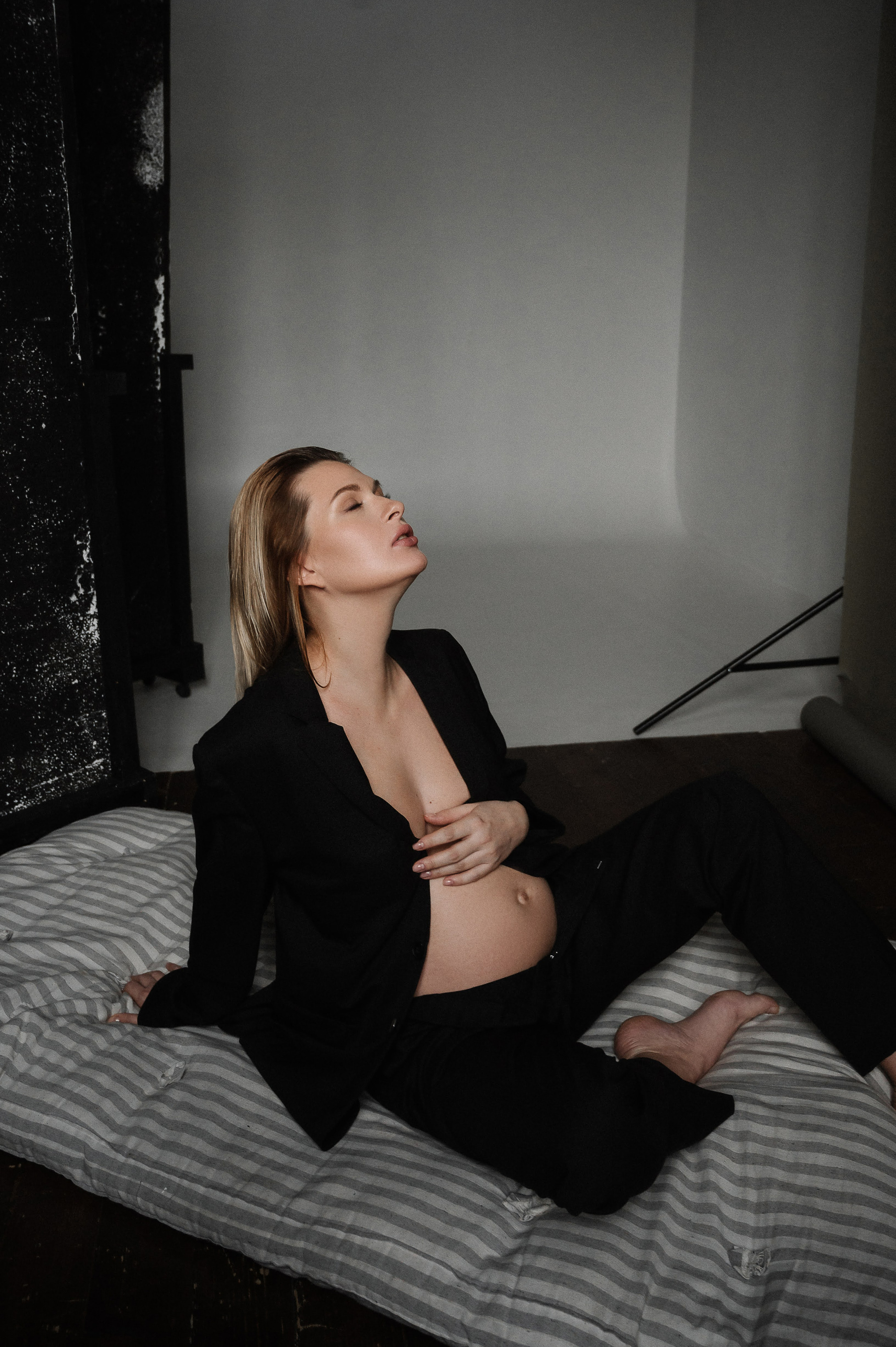 Евгения. Профессиональный фотограф беременности в СПБ. Стильные фотосессии беременности в стиле минимализм и классическая фотография