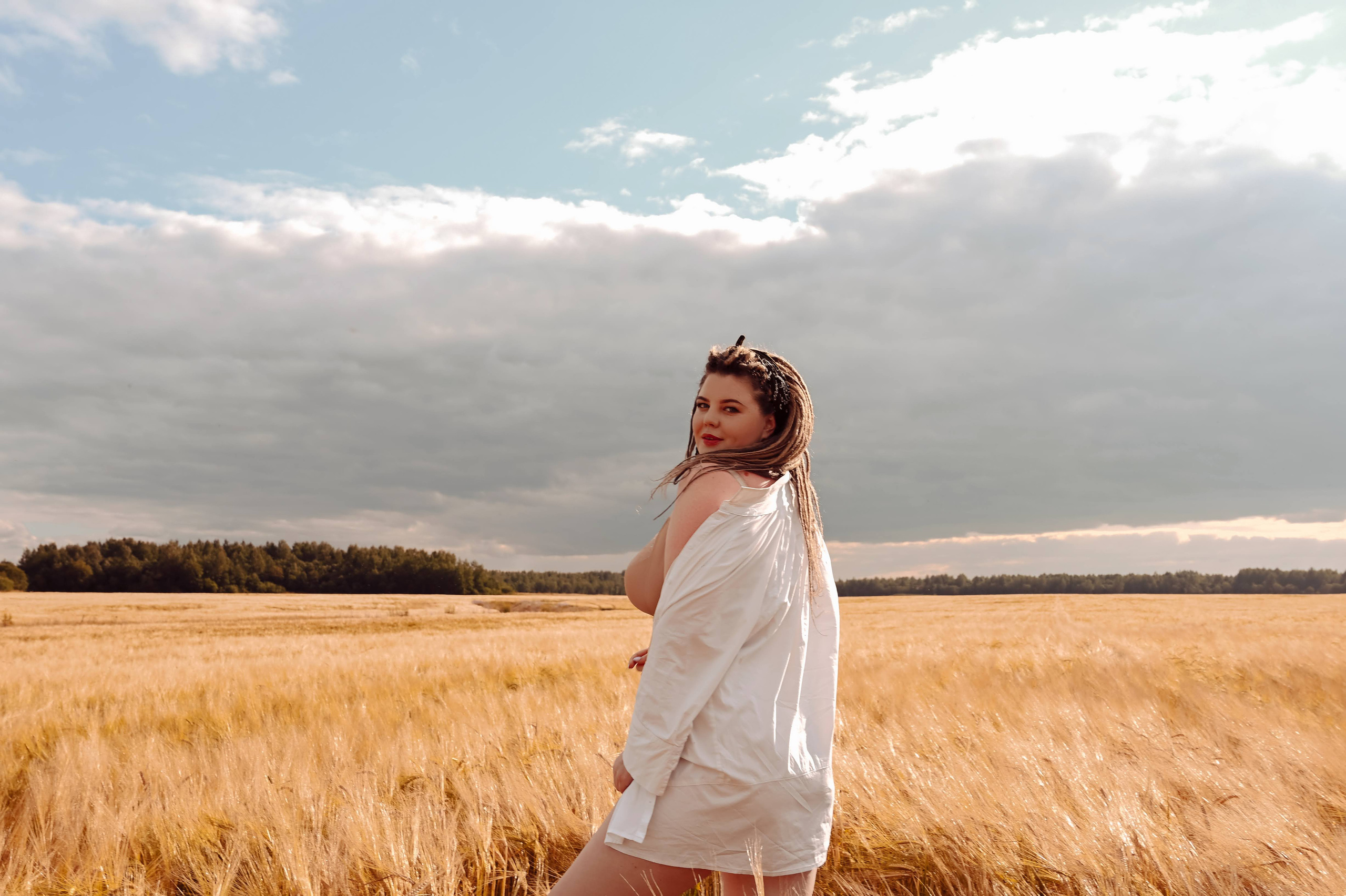 ВИКА И ЭЛЯ. Профессиональный фотограф беременности в СПБ. Стильные фотосессии беременности в стиле минимализм и классическая фотография
