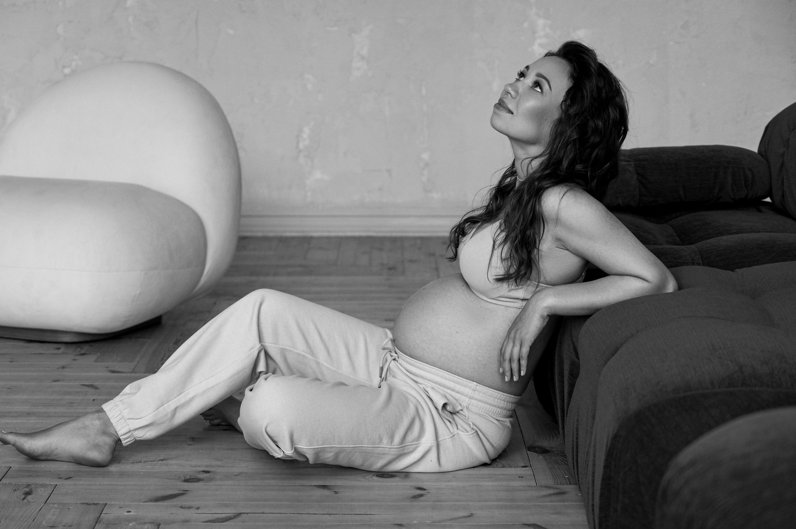 Анна. Профессиональный фотограф беременности в СПБ. Стильные фотосессии беременности в стиле минимализм и классическая фотография