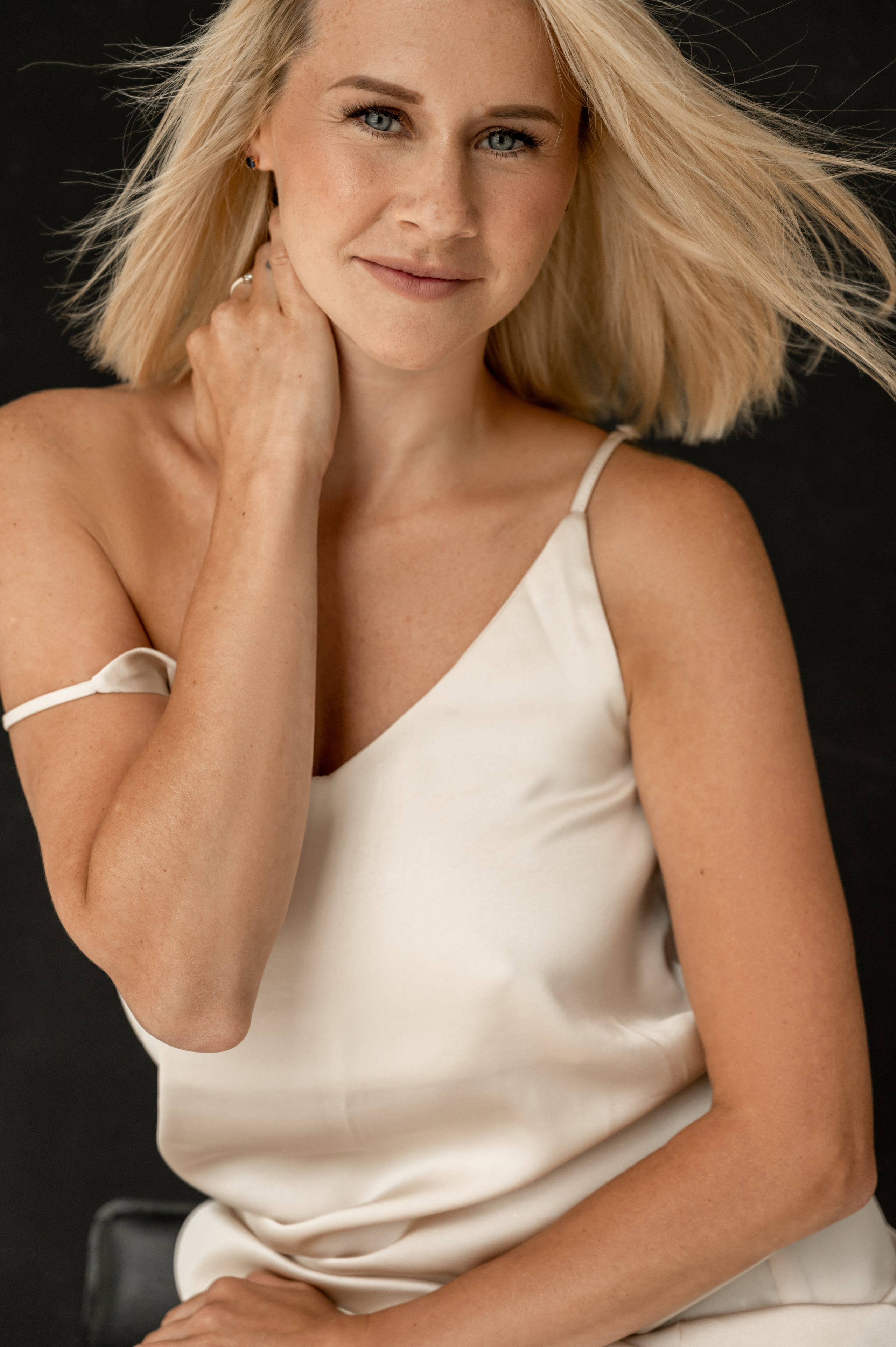 Юлия. Профессиональный фотограф беременности в СПБ. Стильные фотосессии беременности в стиле минимализм и классическая фотография