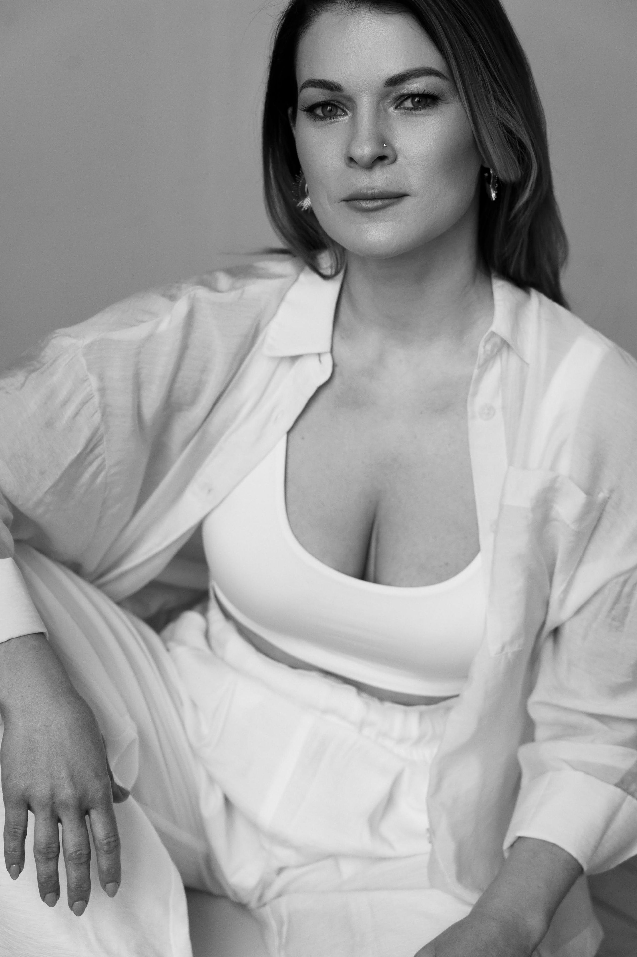 Дарина. Профессиональный фотограф беременности в СПБ. Стильные фотосессии беременности в стиле минимализм и классическая фотография