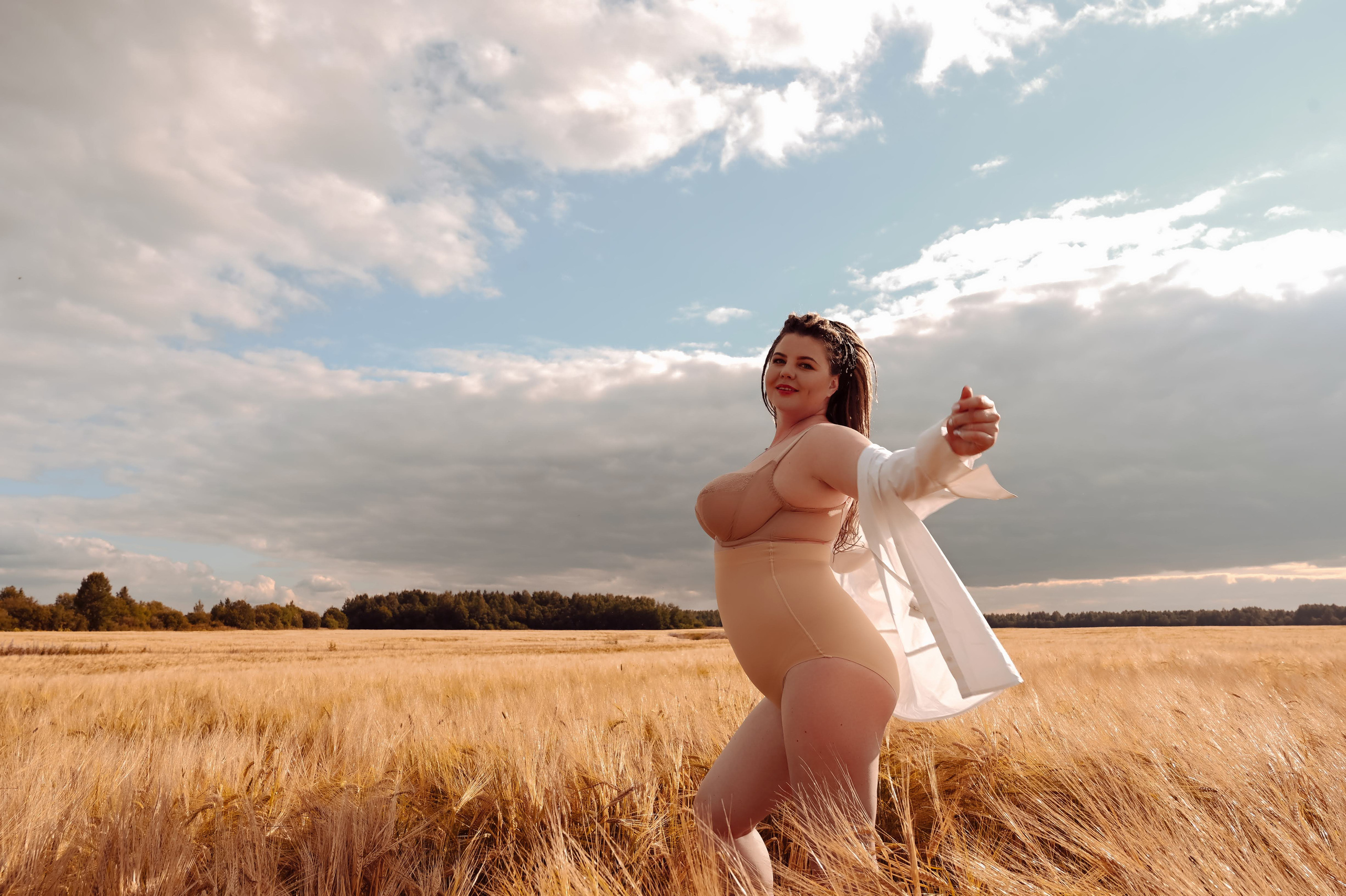 ВИКА И ЭЛЯ. Профессиональный фотограф беременности в СПБ. Стильные фотосессии беременности в стиле минимализм и классическая фотография