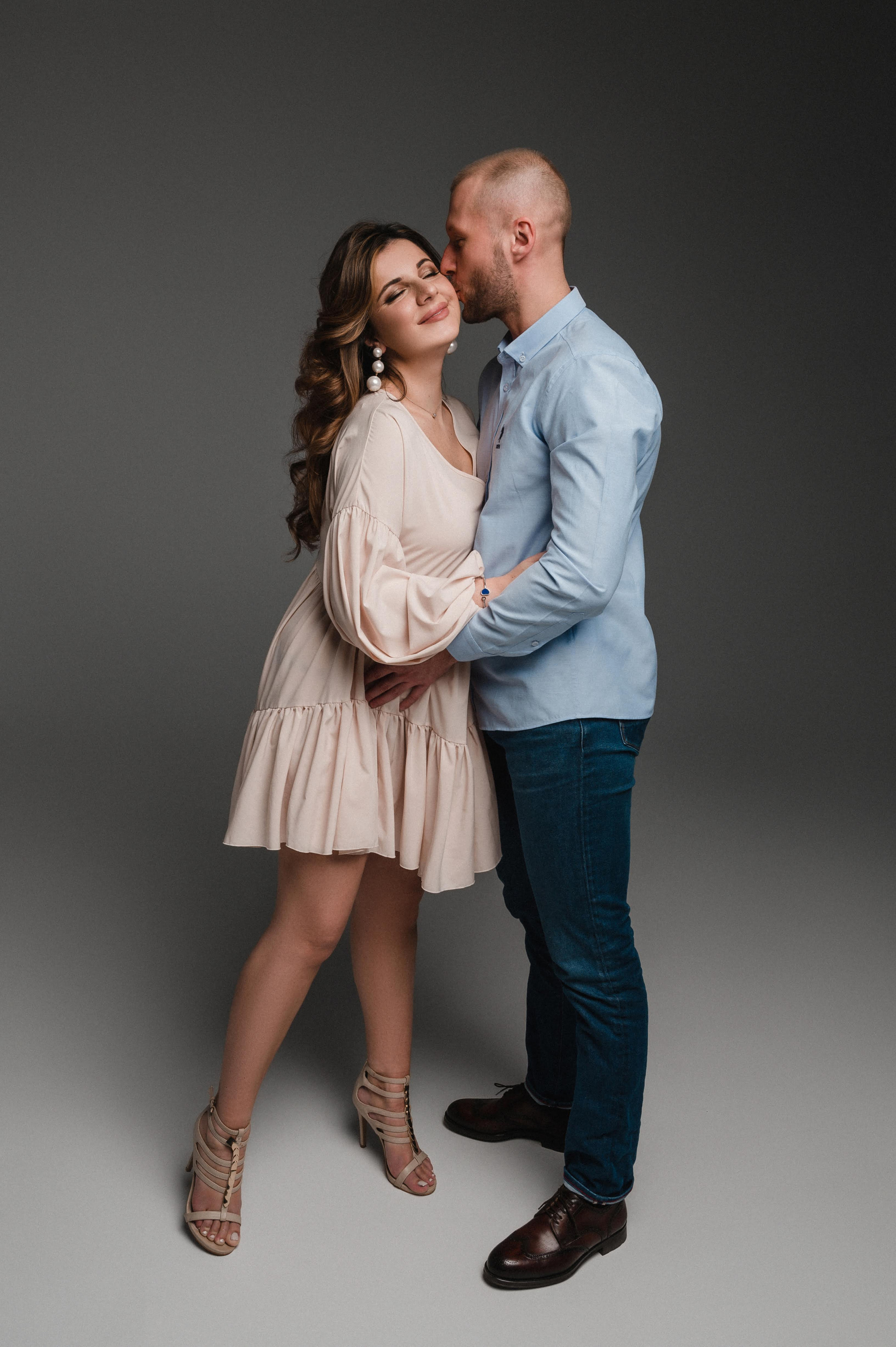 Юлия. Профессиональный фотограф беременности в СПБ. Стильные фотосессии беременности в стиле минимализм и классическая фотография