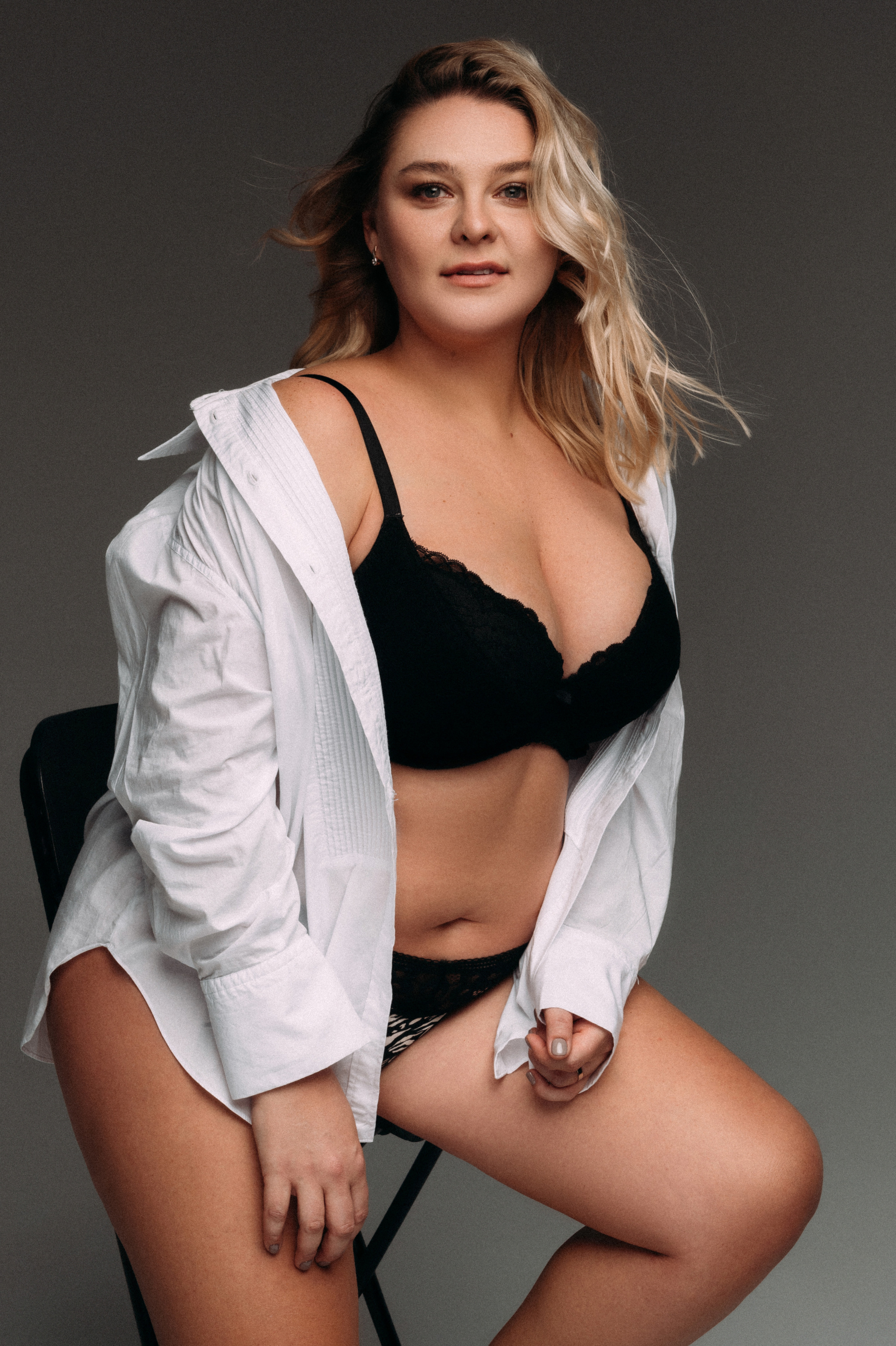 Девочки Plus size. Профессиональный фотограф беременности в СПБ. Стильные фотосессии беременности в стиле минимализм и классическая фотография