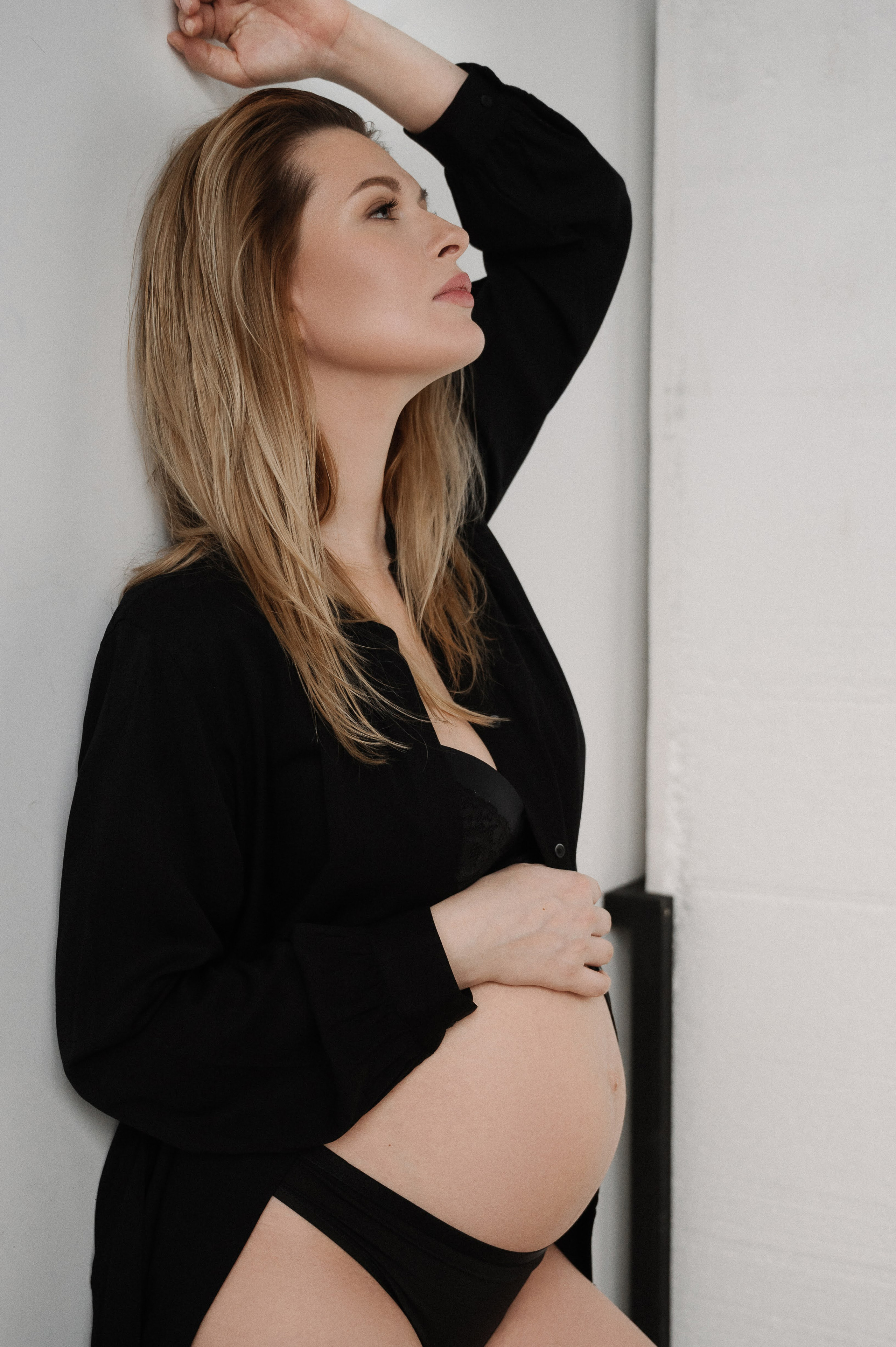 Евгения. Профессиональный фотограф беременности в СПБ. Стильные фотосессии беременности в стиле минимализм и классическая фотография