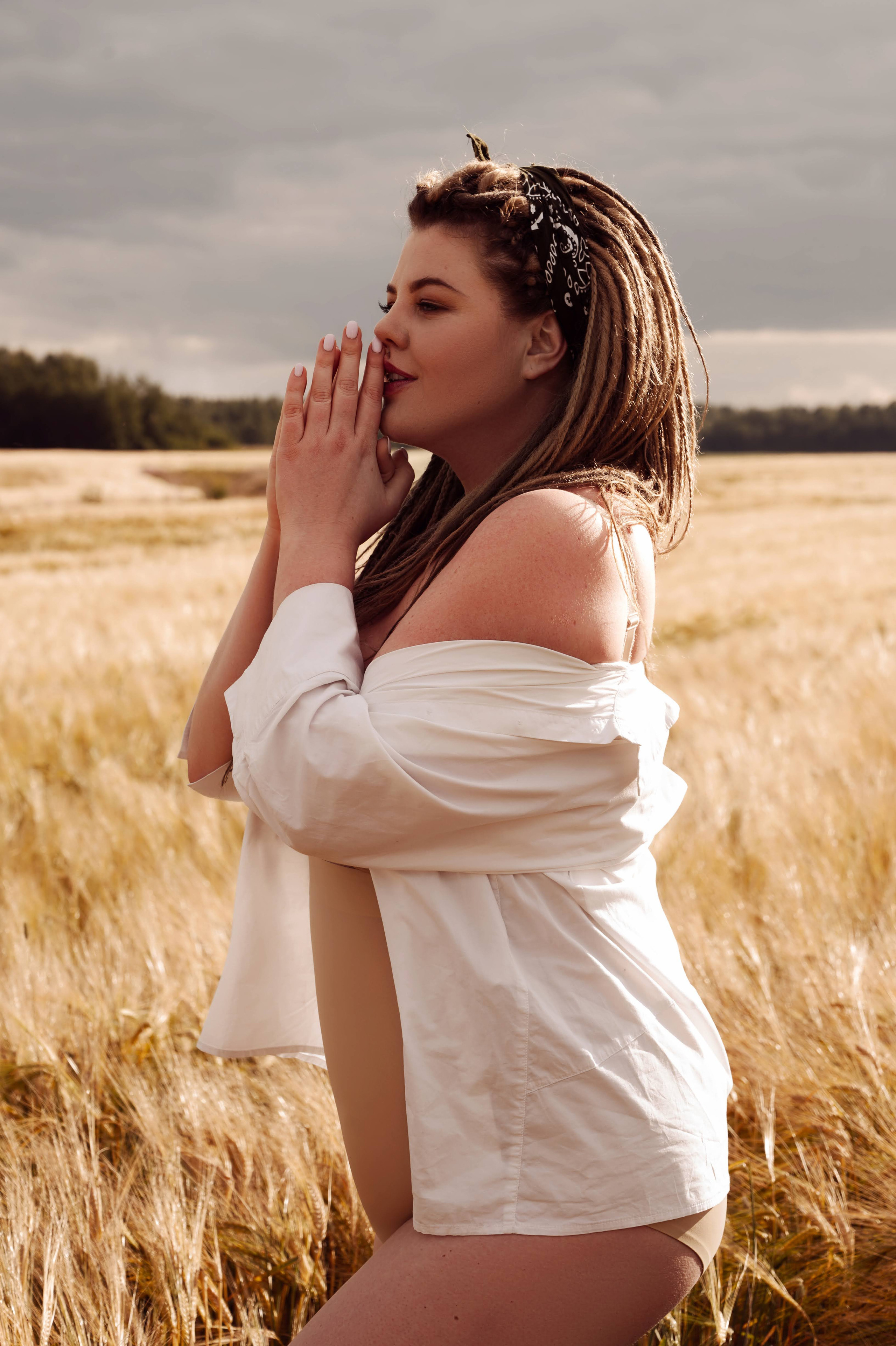ВИКА И ЭЛЯ. Профессиональный фотограф беременности в СПБ. Стильные фотосессии беременности в стиле минимализм и классическая фотография