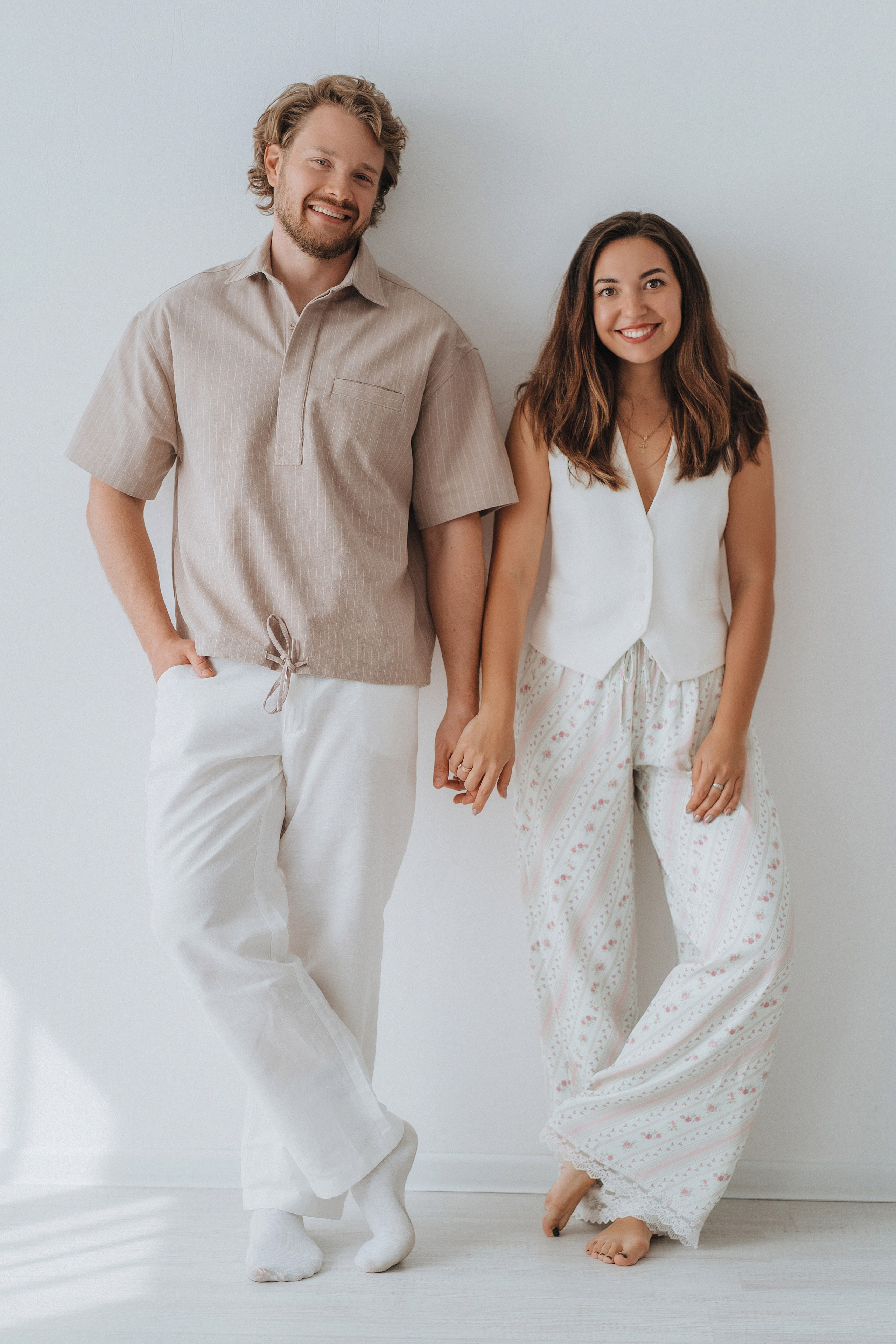 Отец и мать, солнечная фотография пары на фоне белой стены