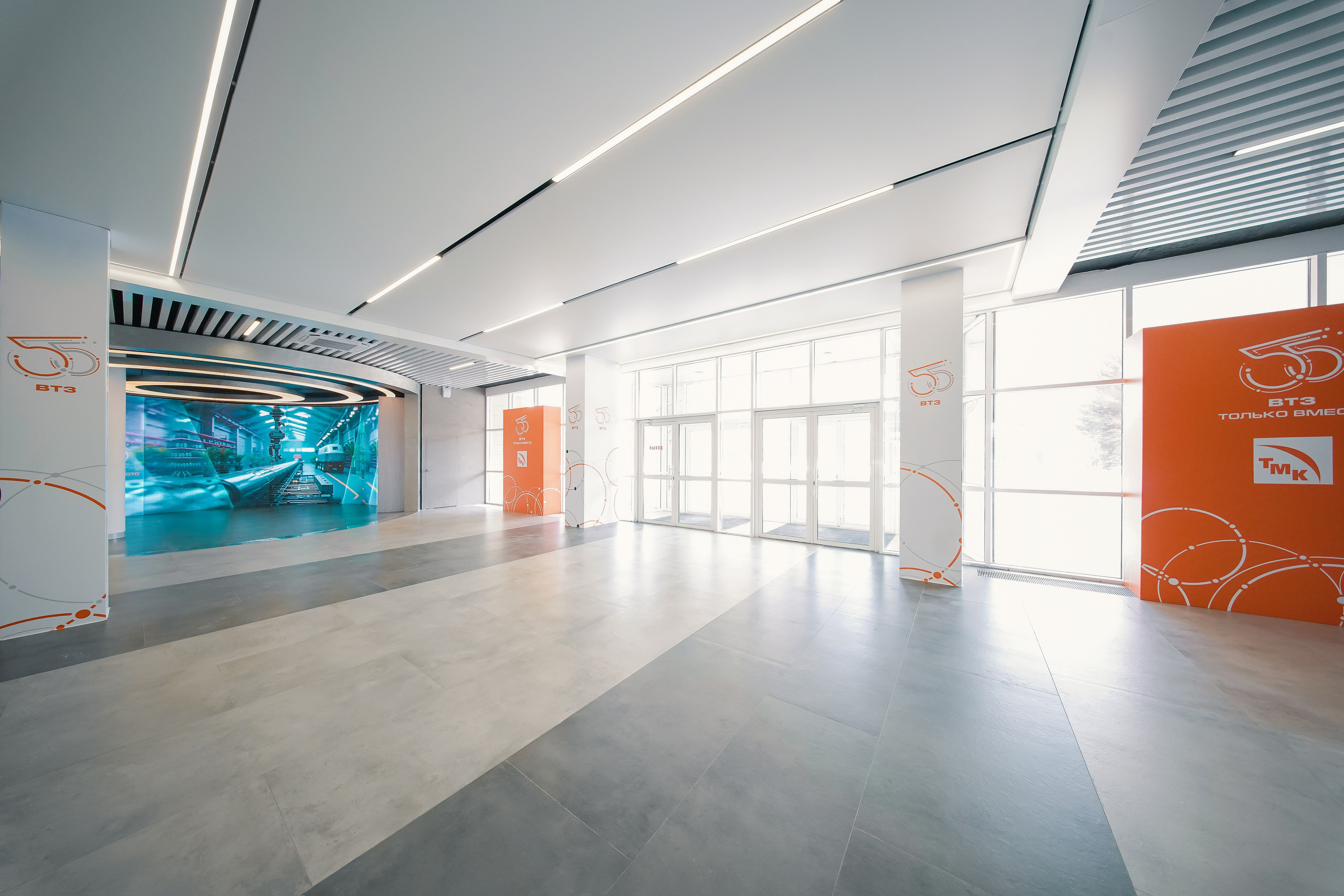 Фойе заводоуправления ВТЗ. Фотограф Никита Барановский