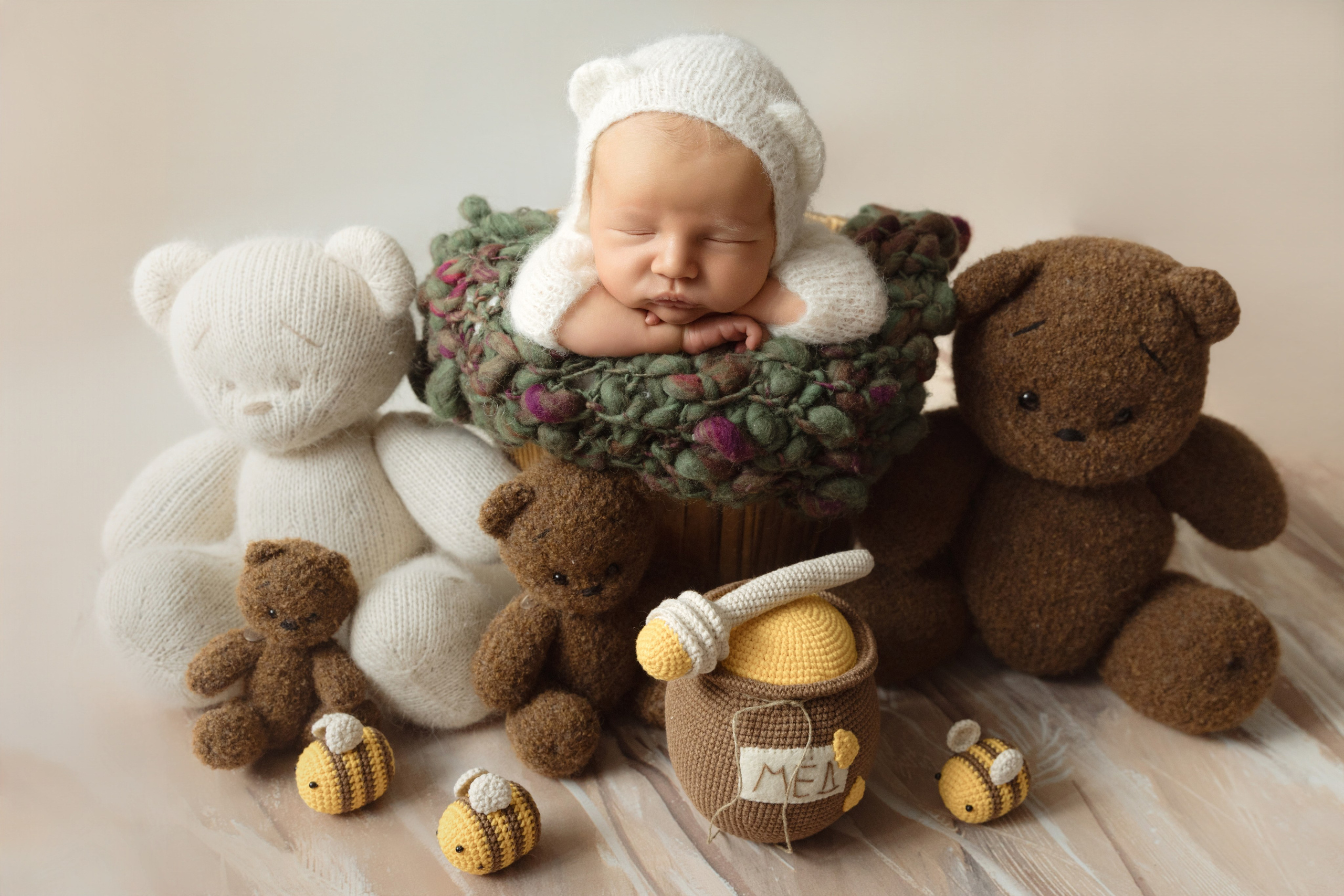 Корзинки и мягкие игрушки для фотосессии новорожденных фотограф Вета Ленская. Фотограф беременности и новорожденных в Красноярске Вета Ланская