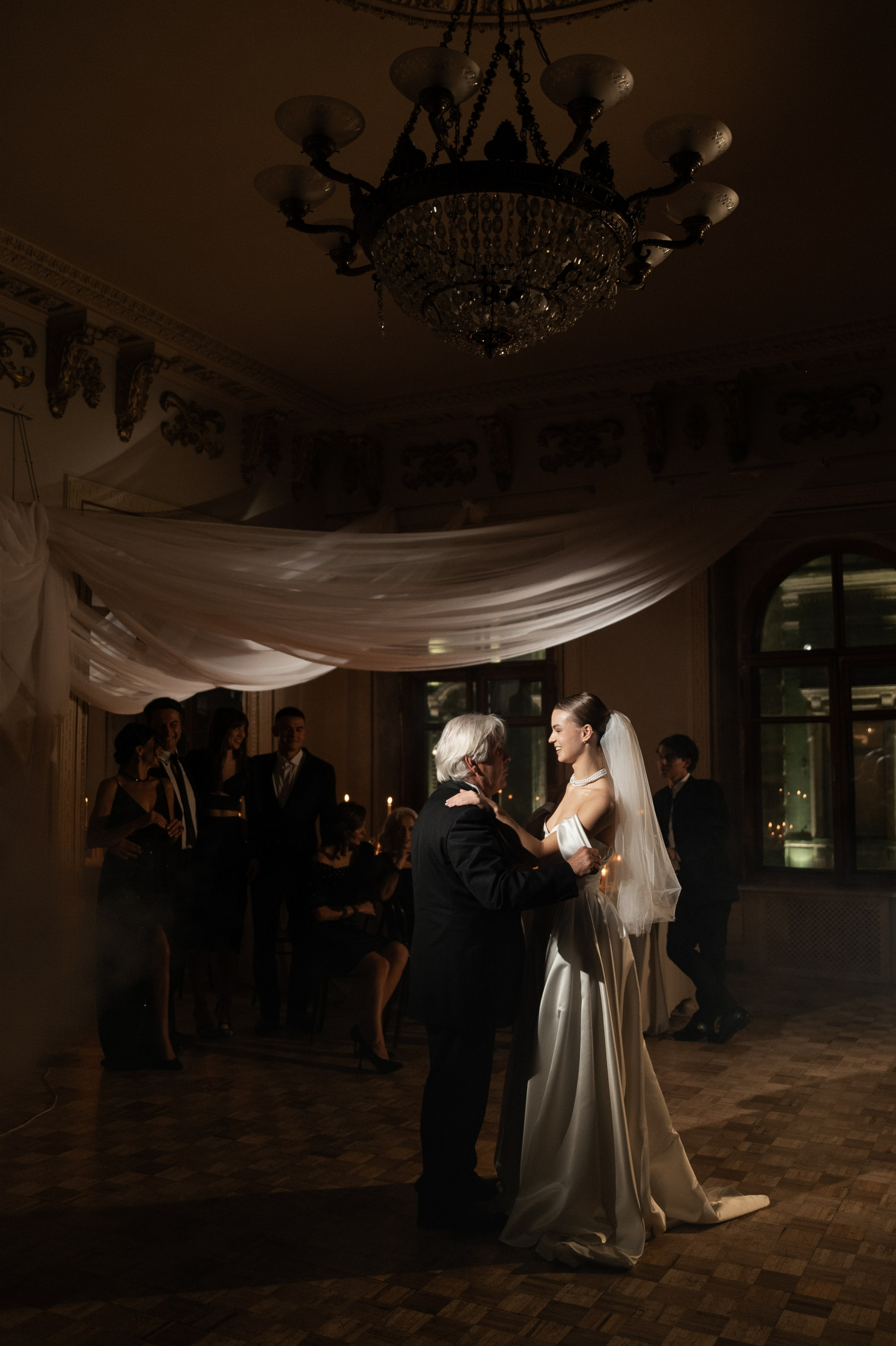 Камерный свадебный ужин при свечах в старинном особняке в фотостудии 21. Kult. Ярослава Ерина — свадебный фотограф в Москве