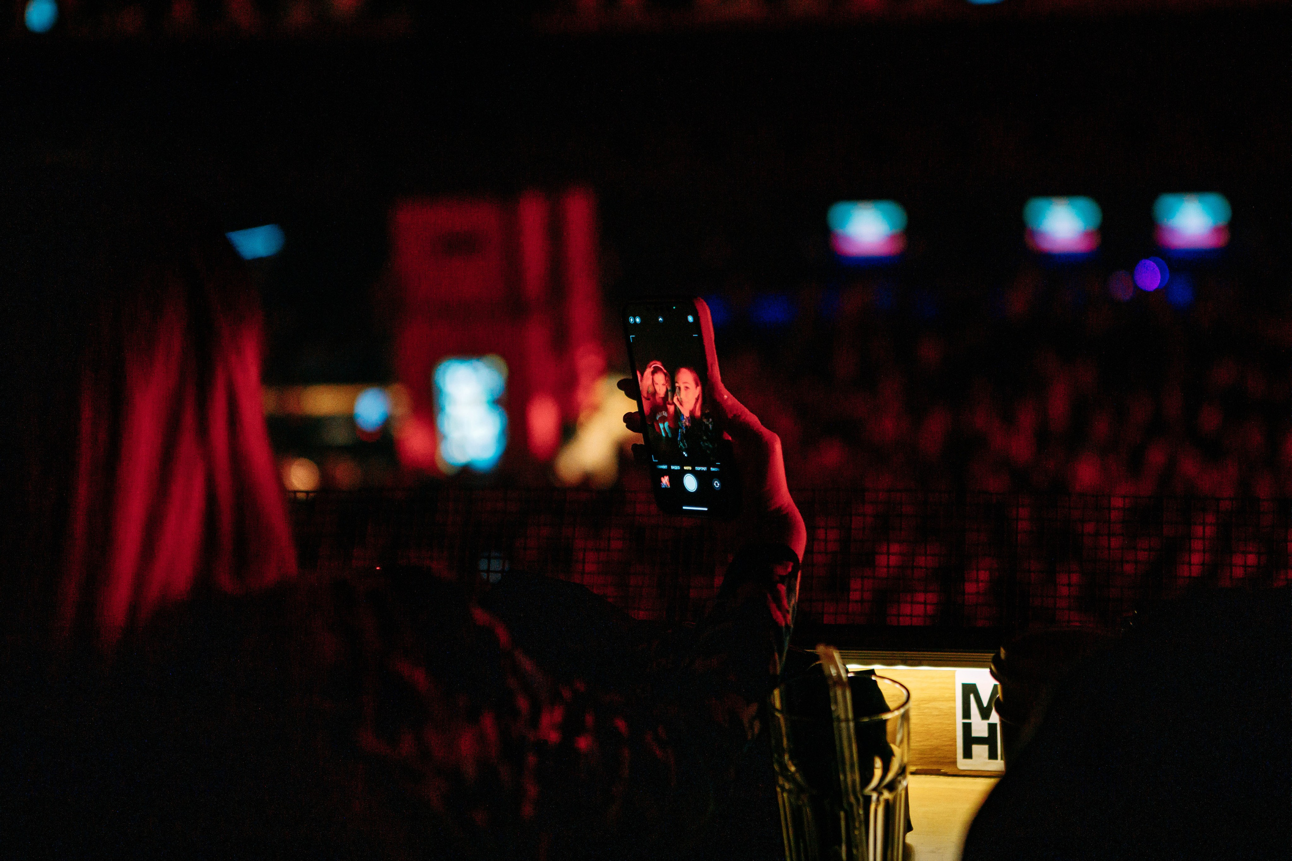 КОСИЧКИ ОТРЕЗАЛА И СОБРАЛА СТАДИУМ