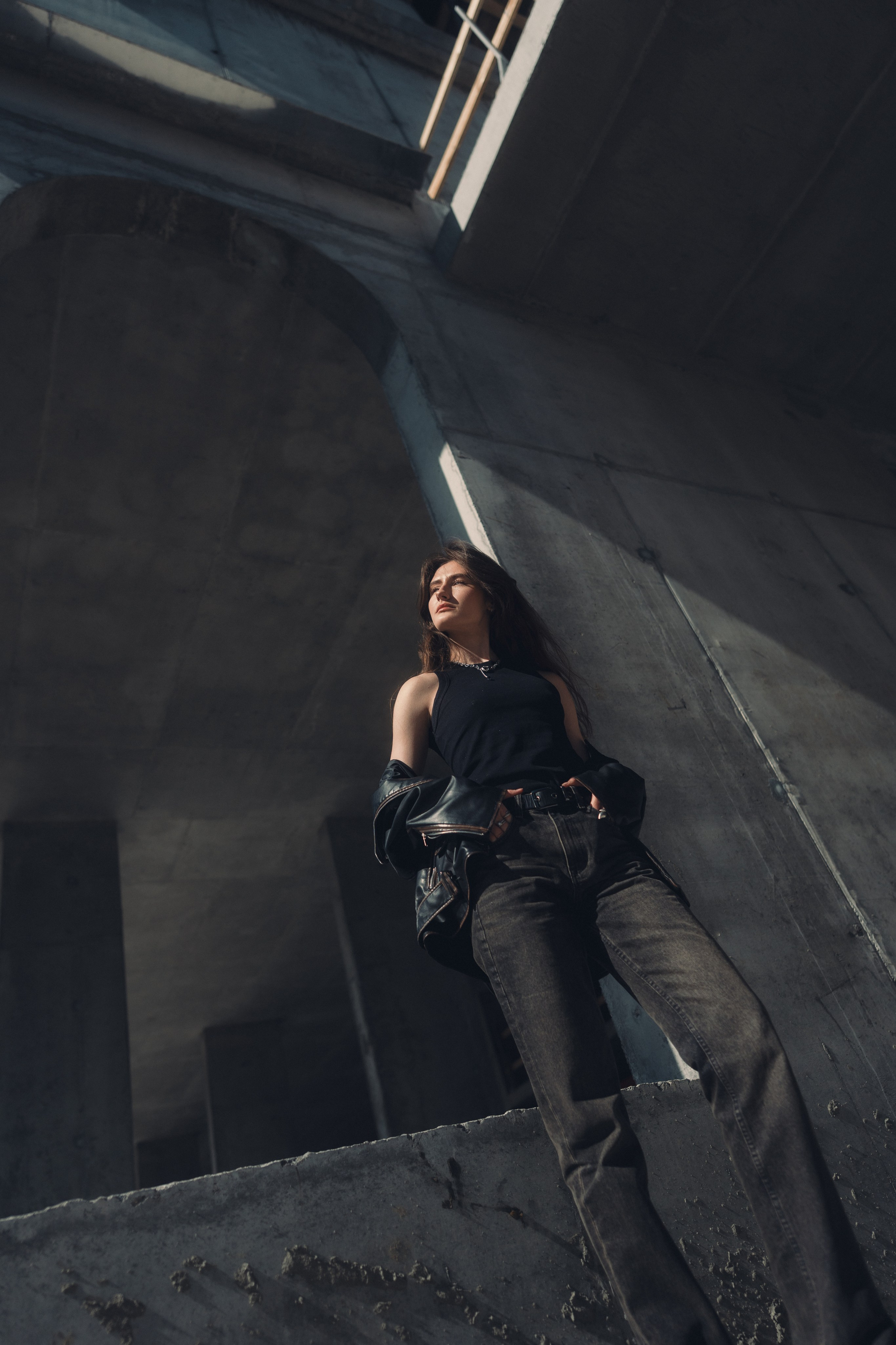 Женская портретная фотоссия на строительной площадке в центре Казани