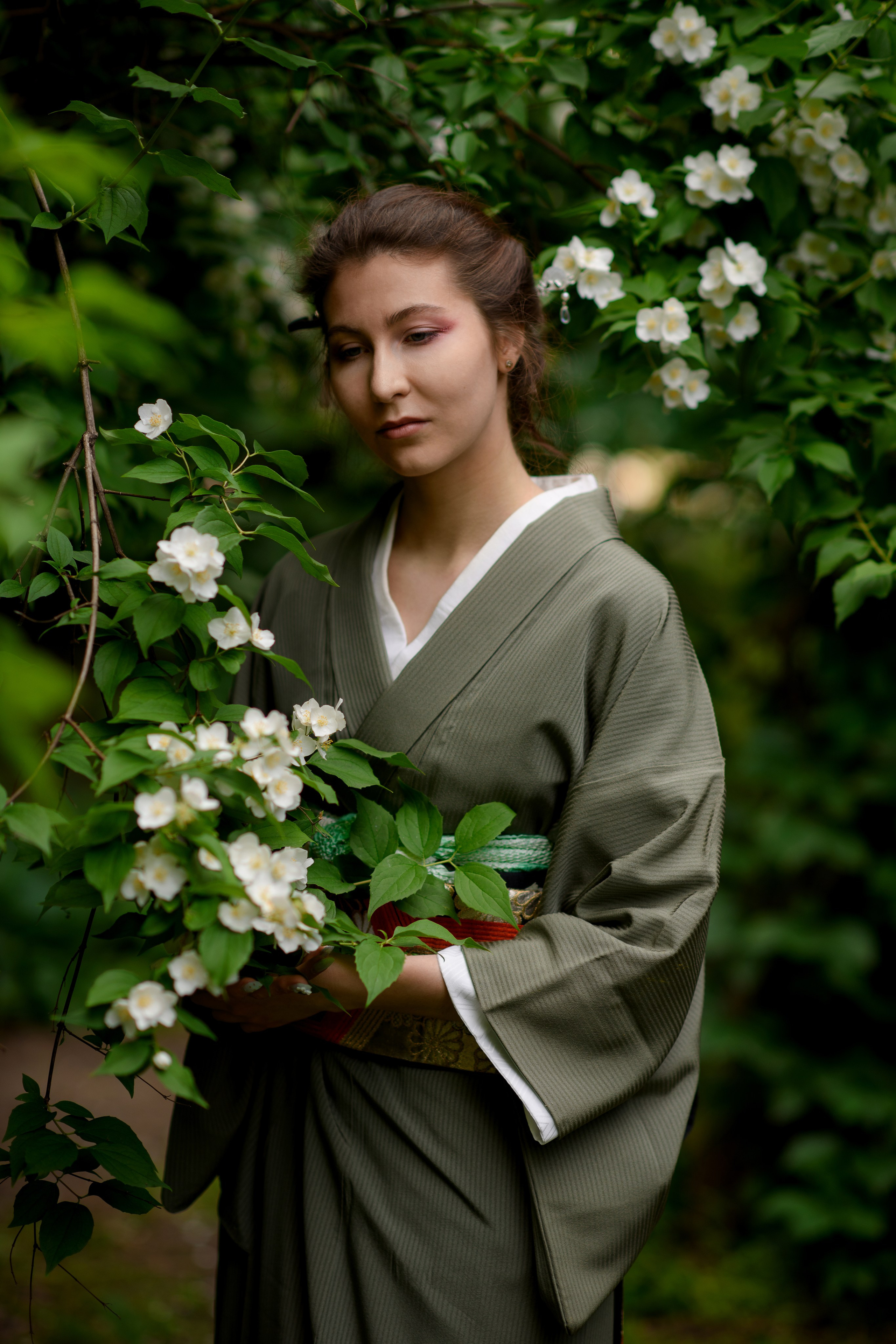 Фотосессия в цветущем чубушнике в саду им. Баумана. Главная