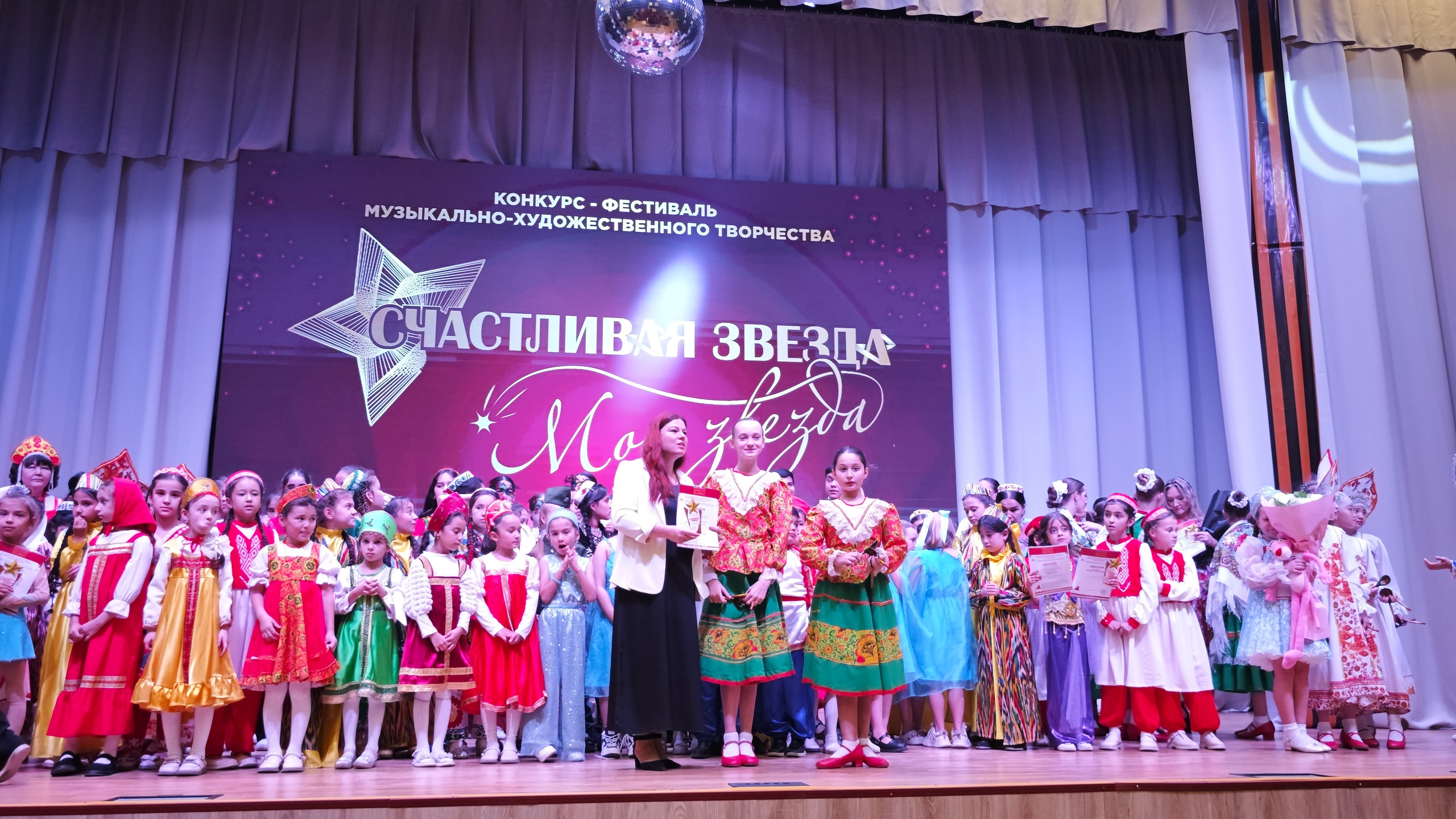 1 ноября 2025 г, г. Бохтар, Таджикистан. Золотое яблочко