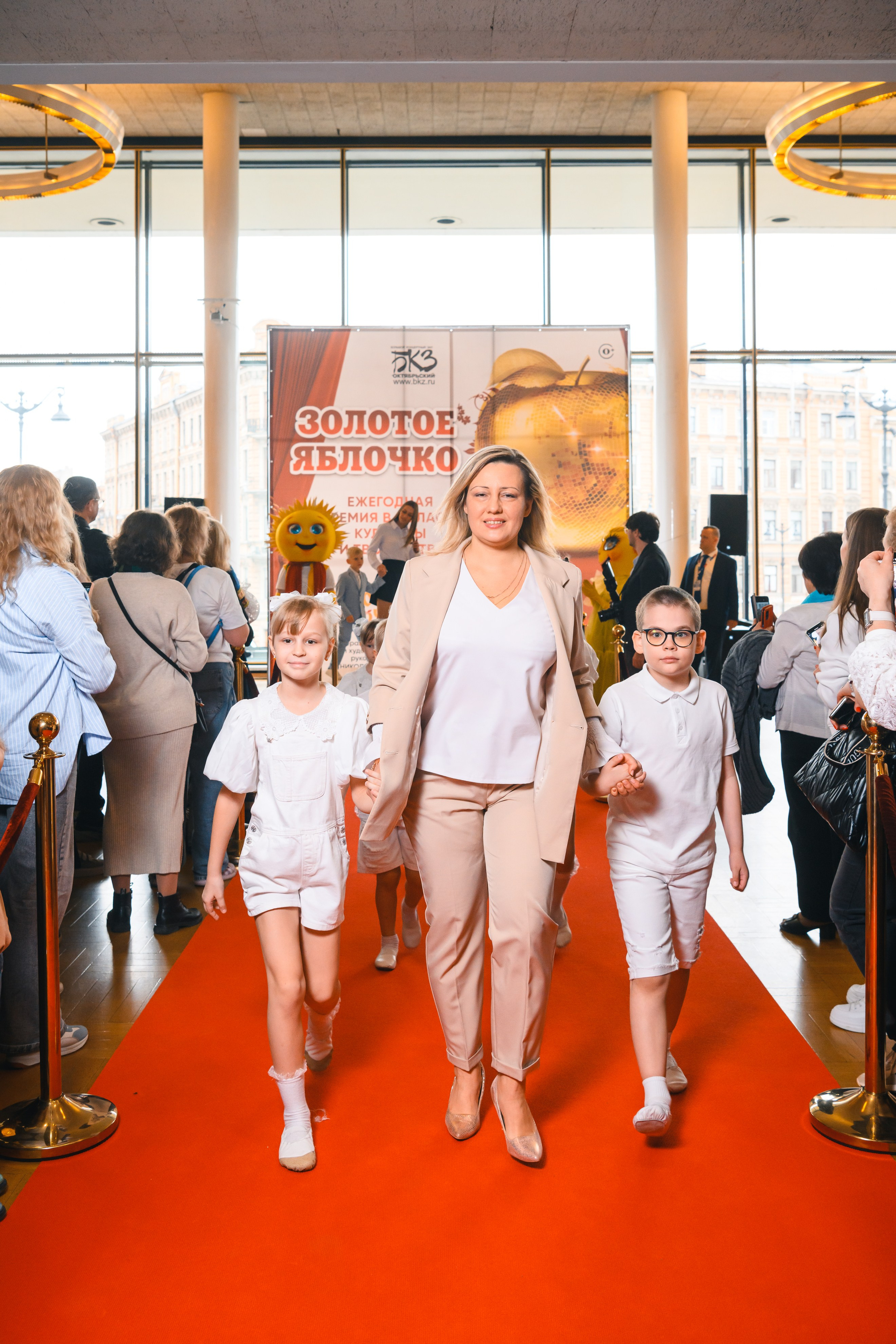 23 апреля, красная дорожка, БКЗ Октябрьский, г. Санкт-Петербург. Золотое яблочко