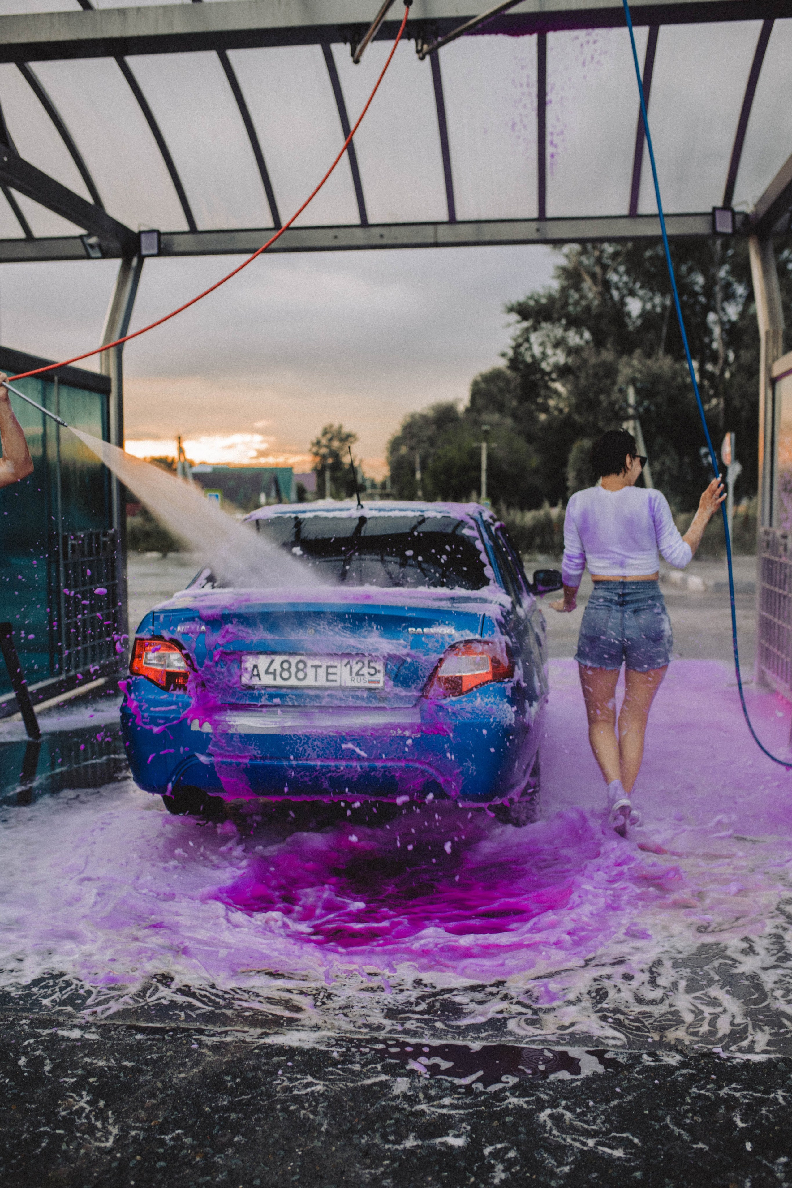 Любовь на одной из городских автомоек. Свадебный фотограф Новосибирск