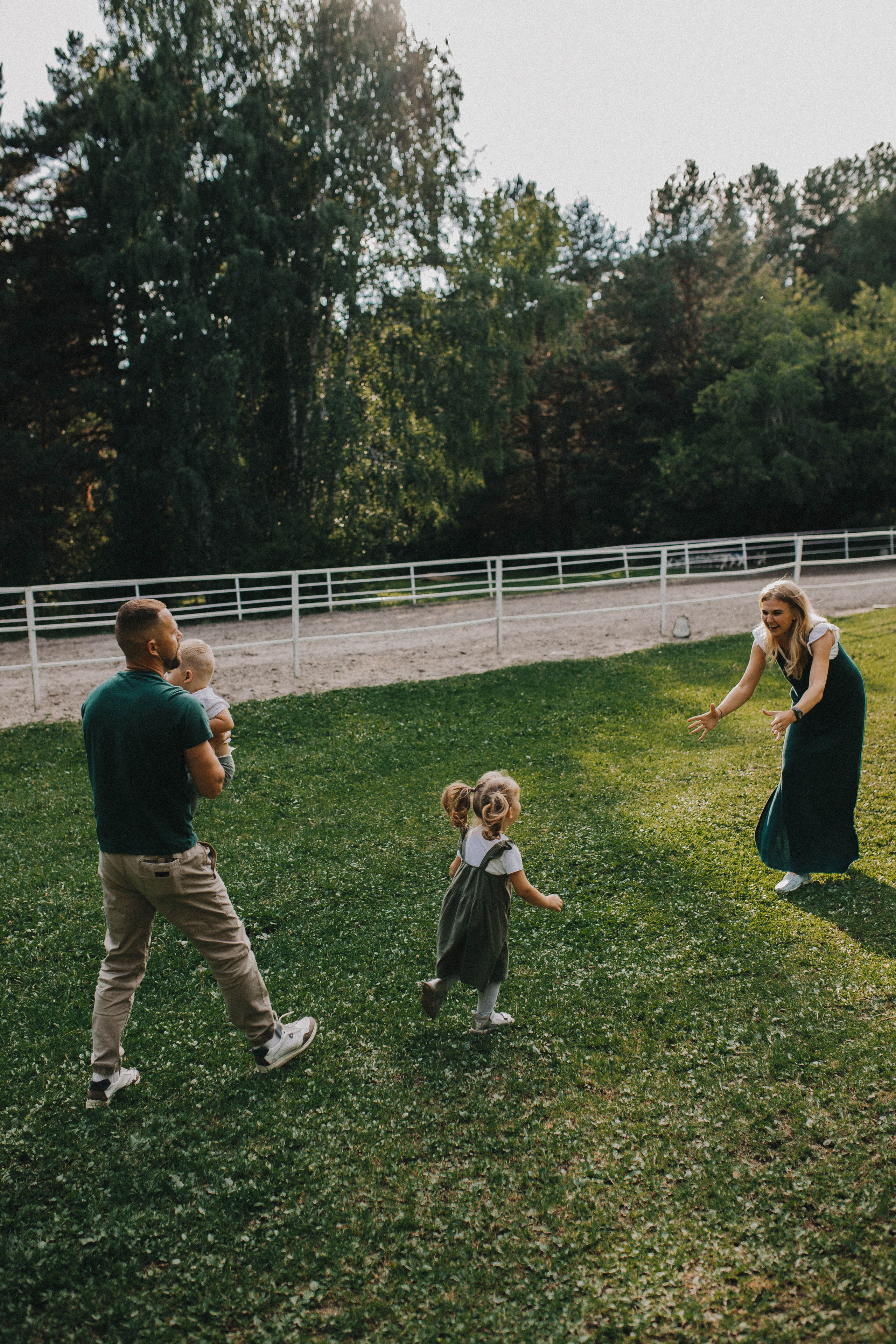 «Ма, па, поехали на лошадок смотреть!». Свадебный фотограф Новосибирск