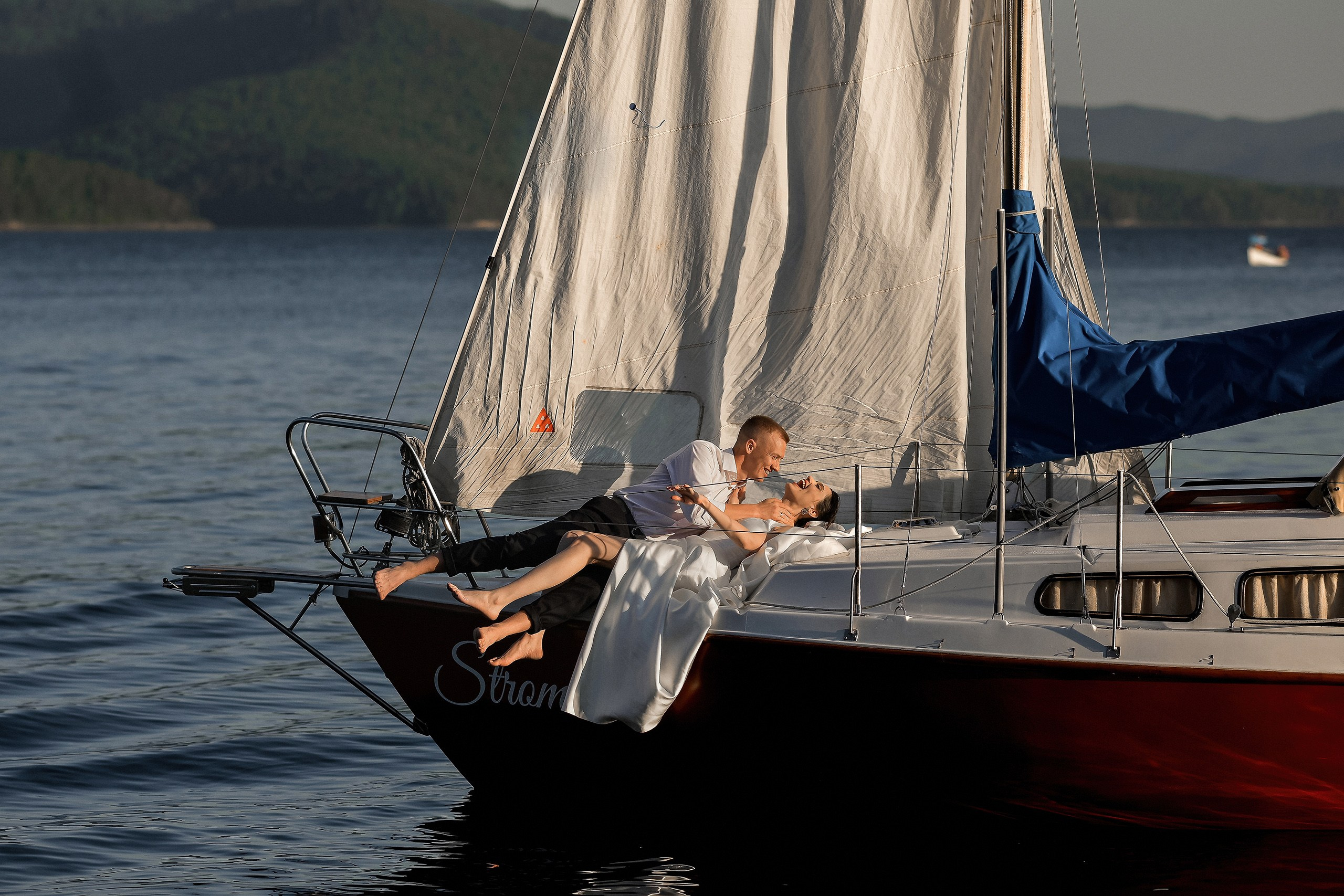 Фотосессия в свадебном платье на яхте в Красноярске. 📸 Свадебный и семейный фотограф в Красноярске Тихомиров Евгений | 17 лет опыта | 800+ свадеб