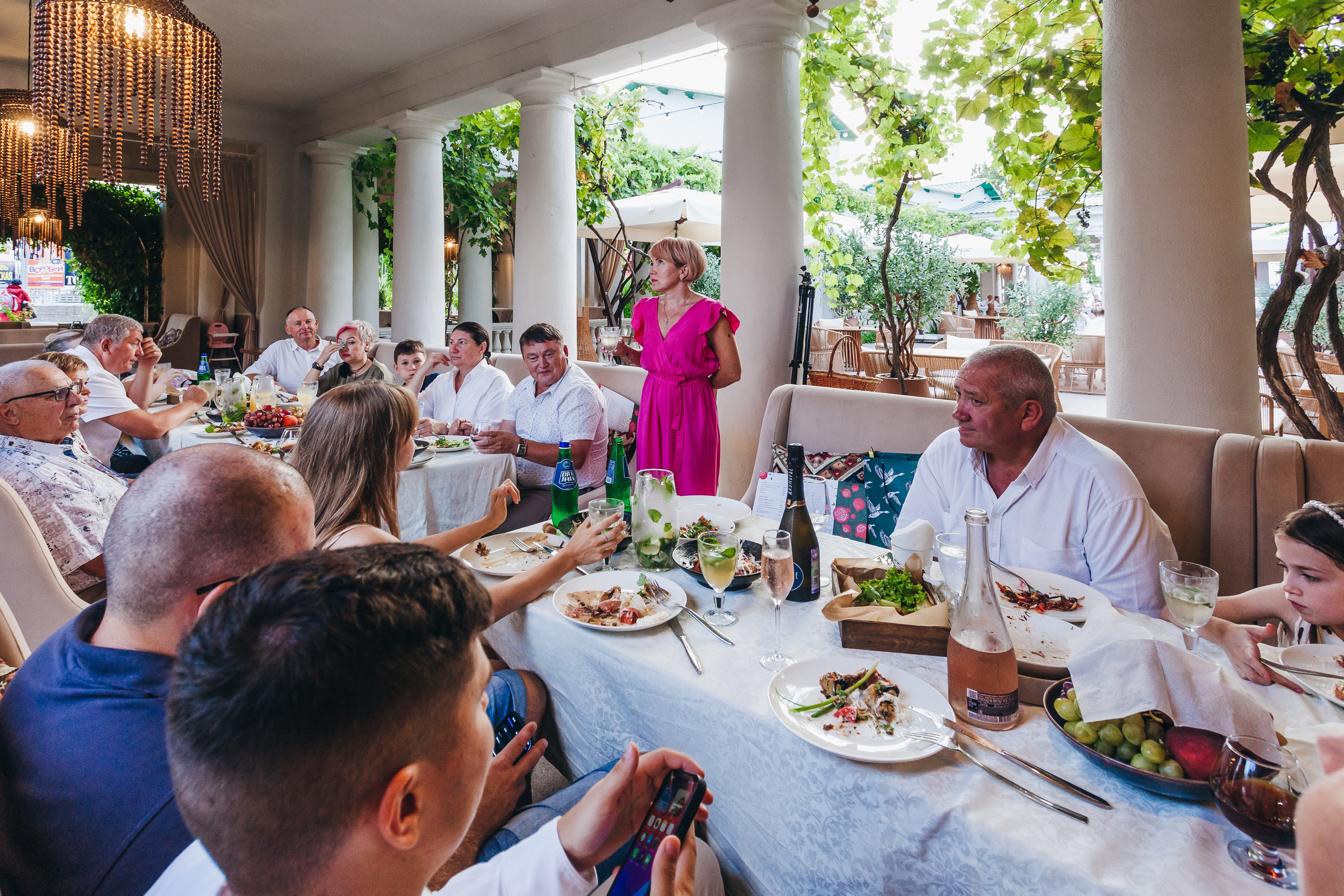 День рождение в уютном ресторане. Фотограф Денис Денисов