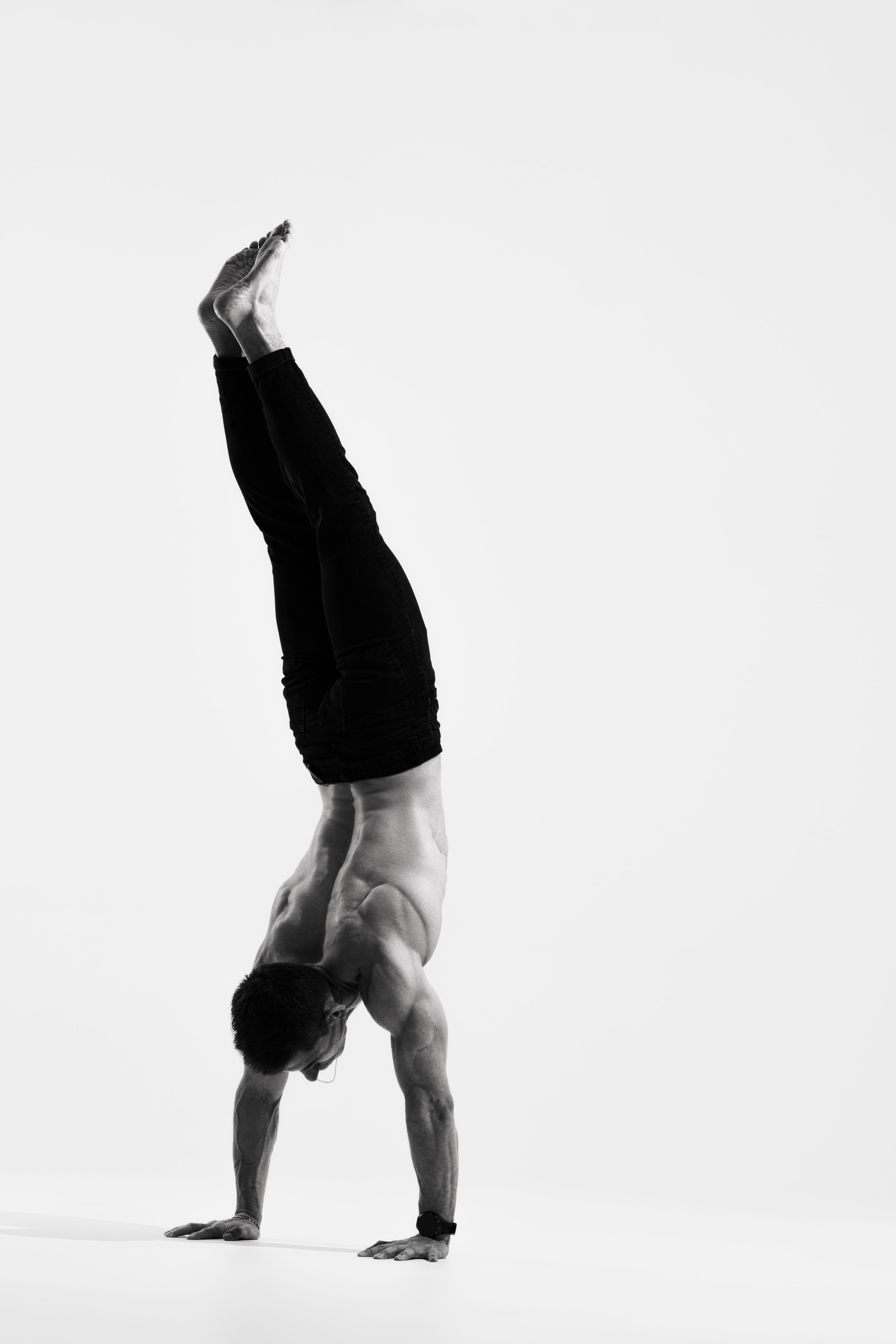 Съемка с Владом на циклораме с импульсным светом для себя и контента. Дмитрий Шульгин, портретный фотограф в Воронеже