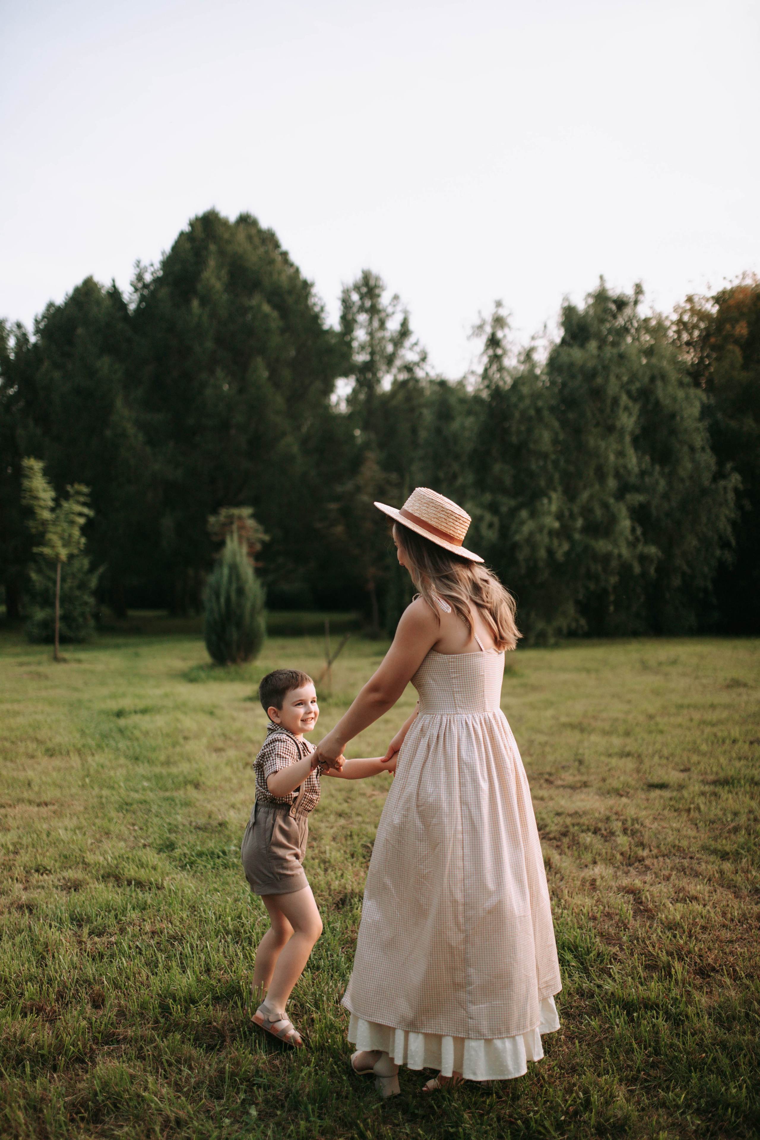 Весёлая прогулка вместе с мамой. Свадебный и семейный фотограф в Нижнем Новгороде
