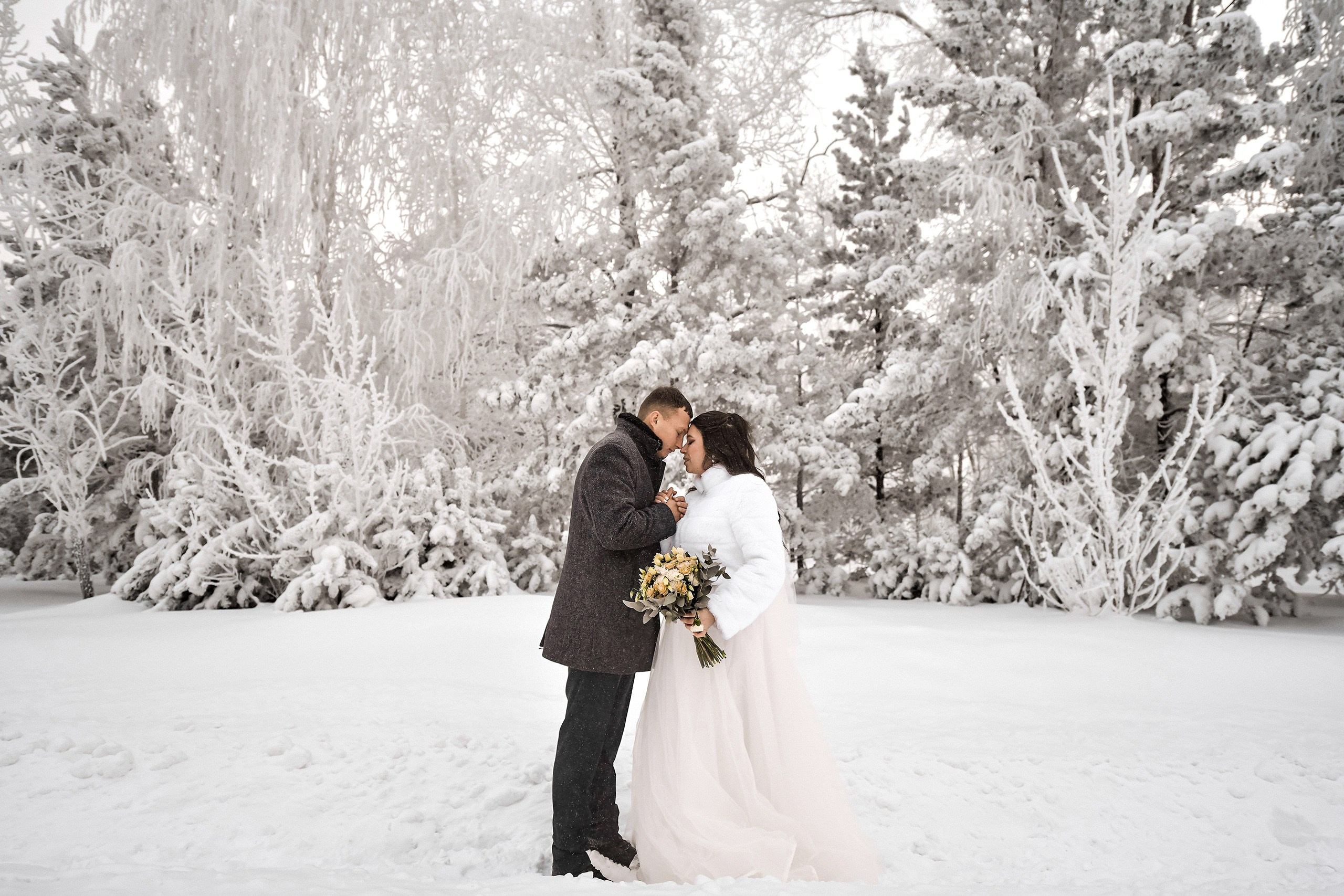 Зимняя свадьба: фотосессия невесты и жениха в студии и на улице. 📸 Свадебный и семейный фотограф в Красноярске Тихомиров Евгений | 17 лет опыта | 800+ свадеб