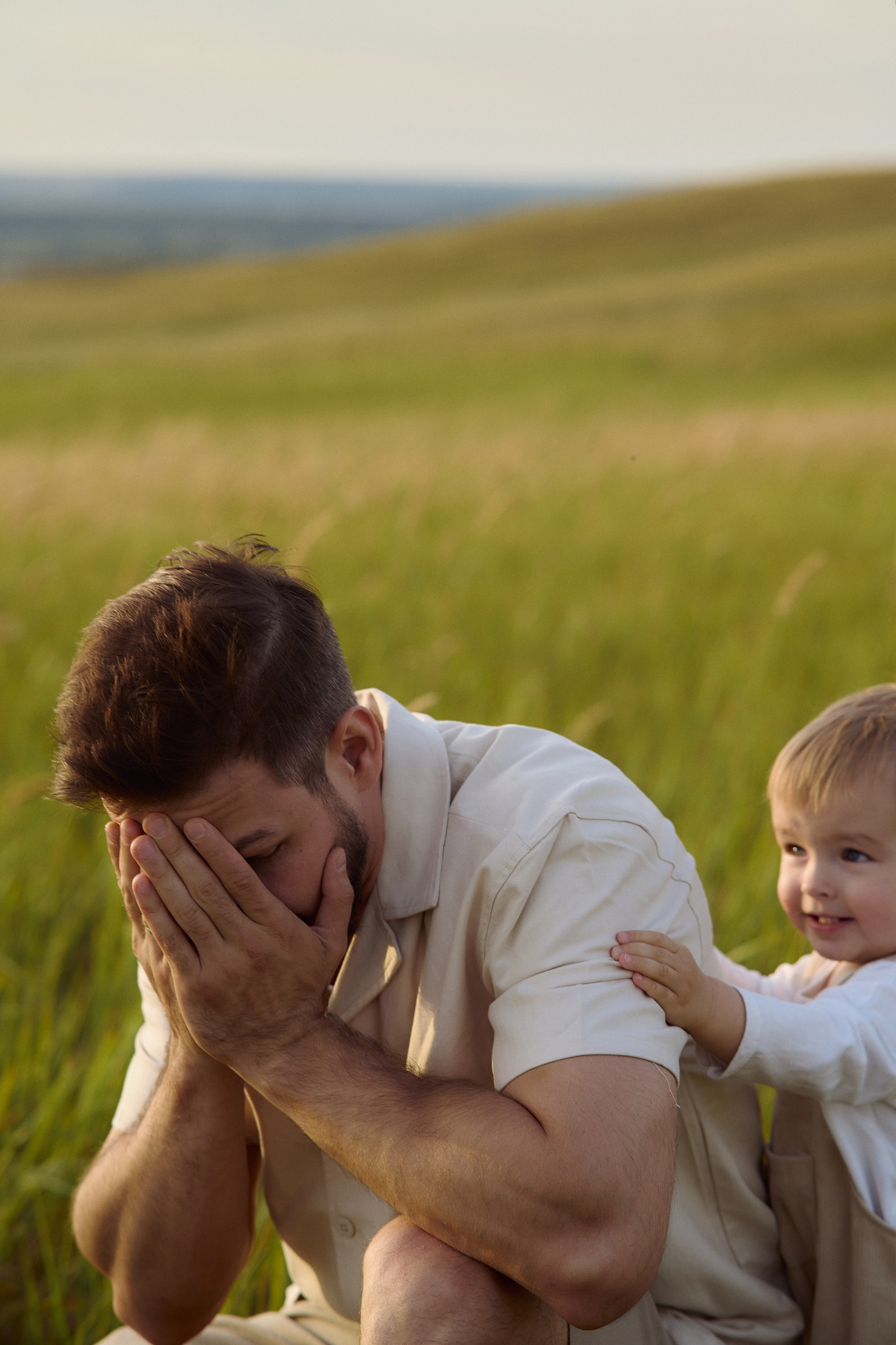 Шамиль, Аня и Марс в поле с барашками. Семейный и свадебный lifestyle-фотограф в Москве Мария Петрова