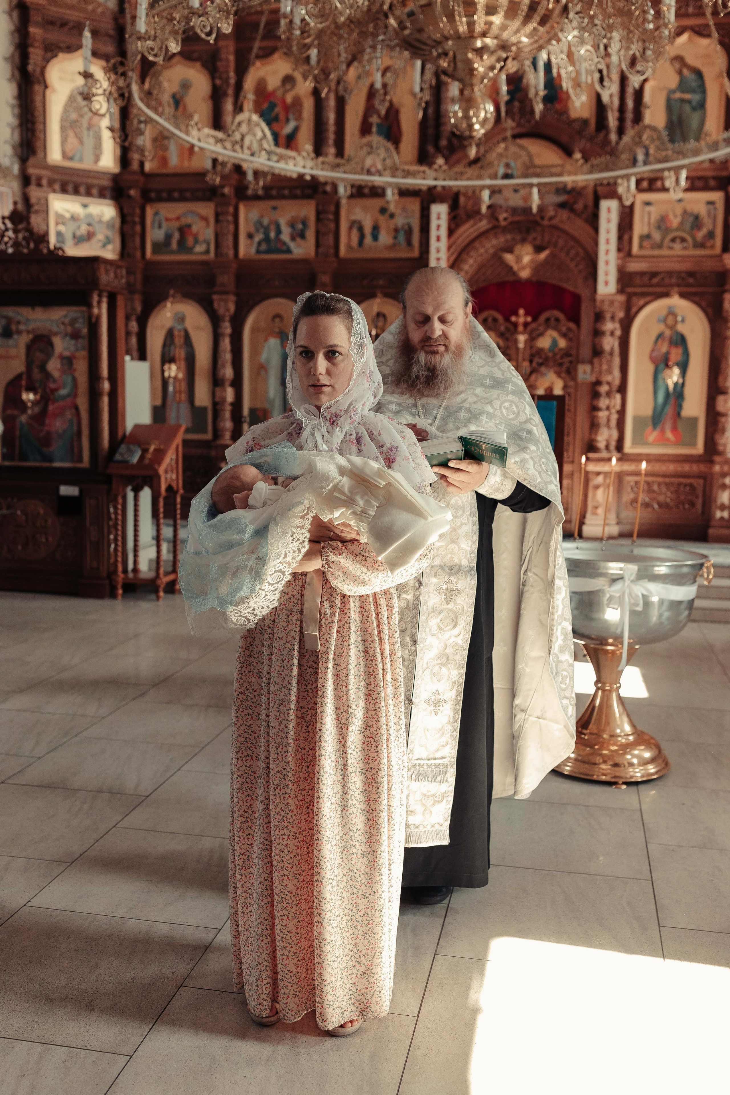 Фото съемка таинства крещения в храме Нижнего Новгорода. Алексей Шаров — свадебный и репортажный фотограф в Нижнем Новгороде