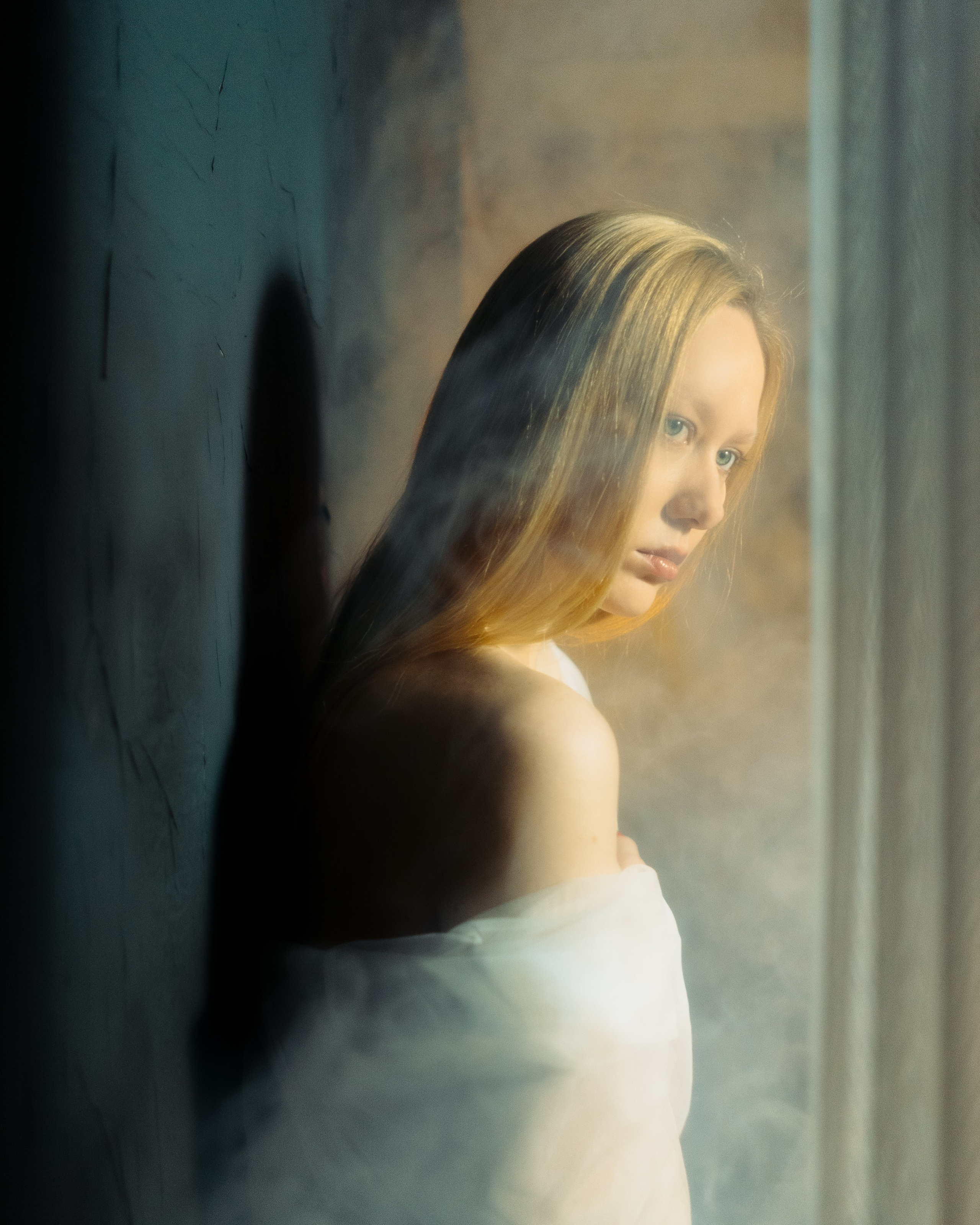 Портрет девушки, авторская женская фотосессия с мягким светом, белой тканью и атмосферой тонкой чувственности